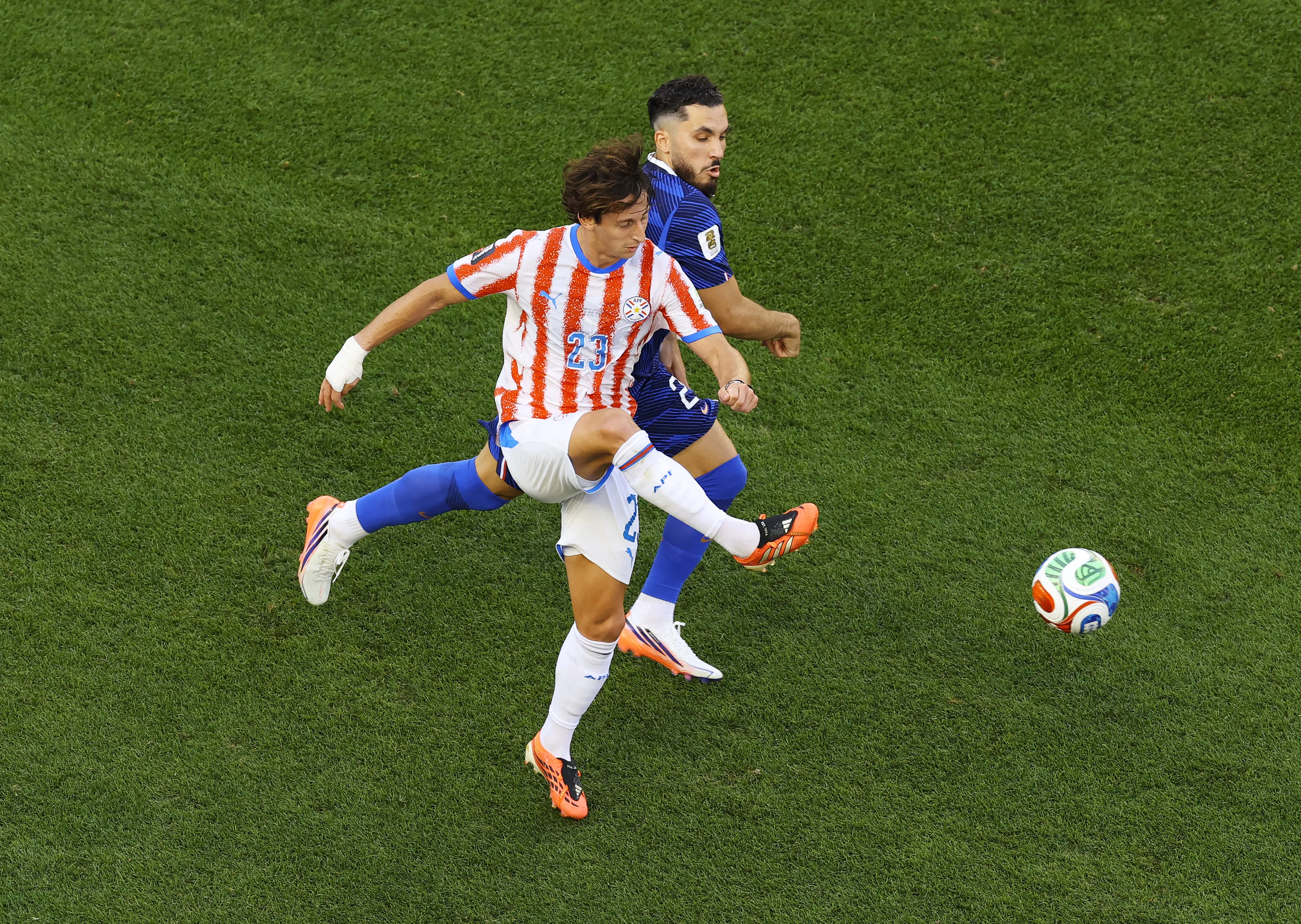 Matías Galarza Fonda ante Francia en un duelo ante Rayan Cherki del Manchester City. (Al Bello/Getty Images).