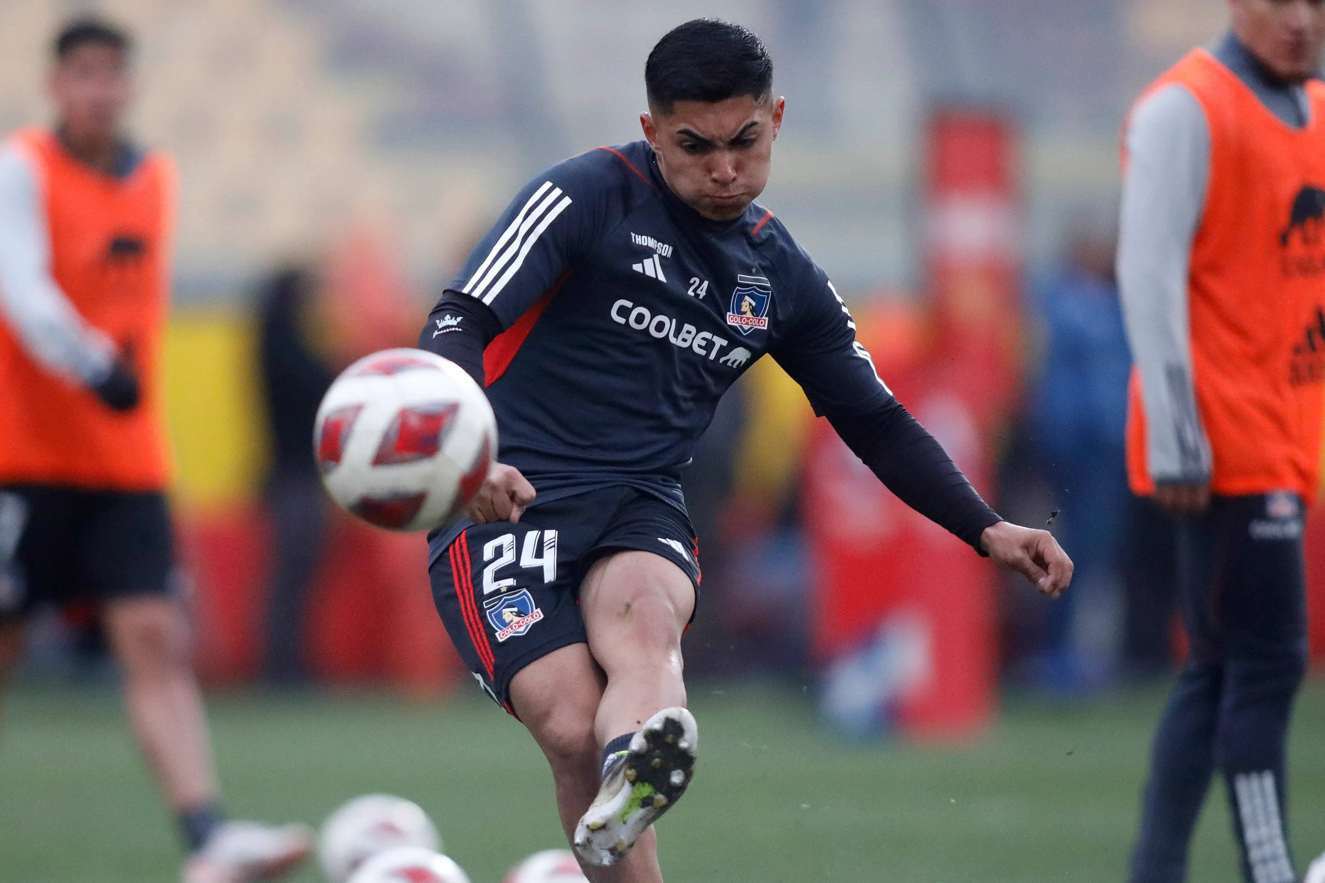 Jordhy Thompson se acerca a Colo Colo. Foto: Javier Salvo/Photosport
