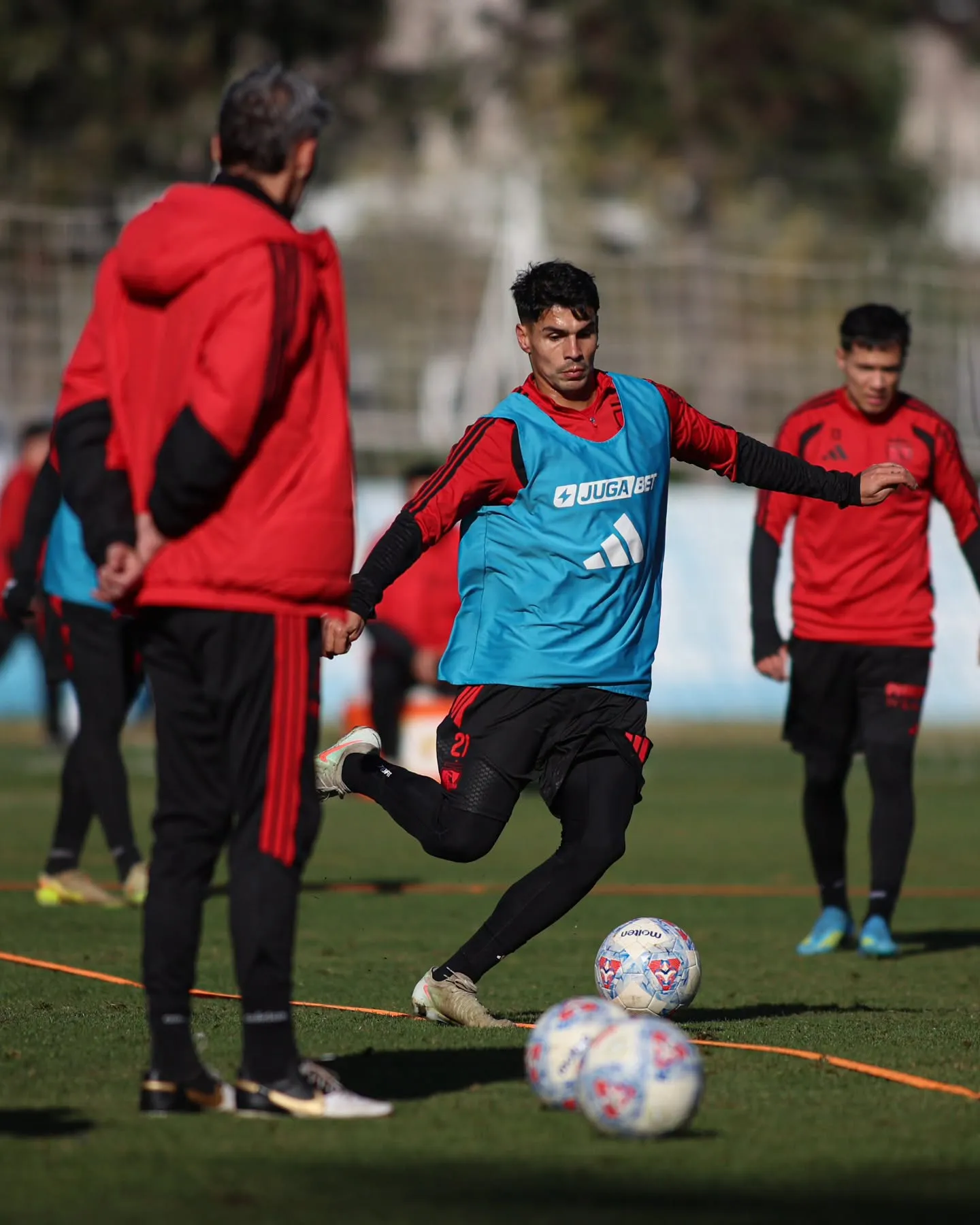 Fernando Ortiz exprime al plantel de Colo Colo en la intertemporada en Colombia. Foto: Colo Colo.