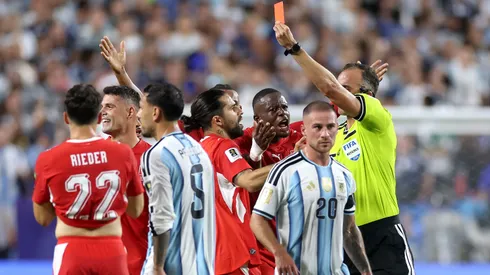 Argentina se quedó con un jugador más ante Suiza.