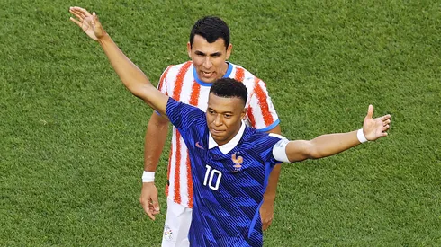Junior Alonso reprocha a Kylian Mbappé en el duelo que Francia le ganó a la Albirroja.
