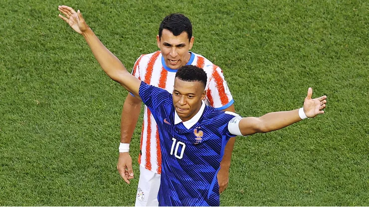 Junior Alonso reprocha a Kylian Mbappé en el duelo que Francia le ganó a la Albirroja.