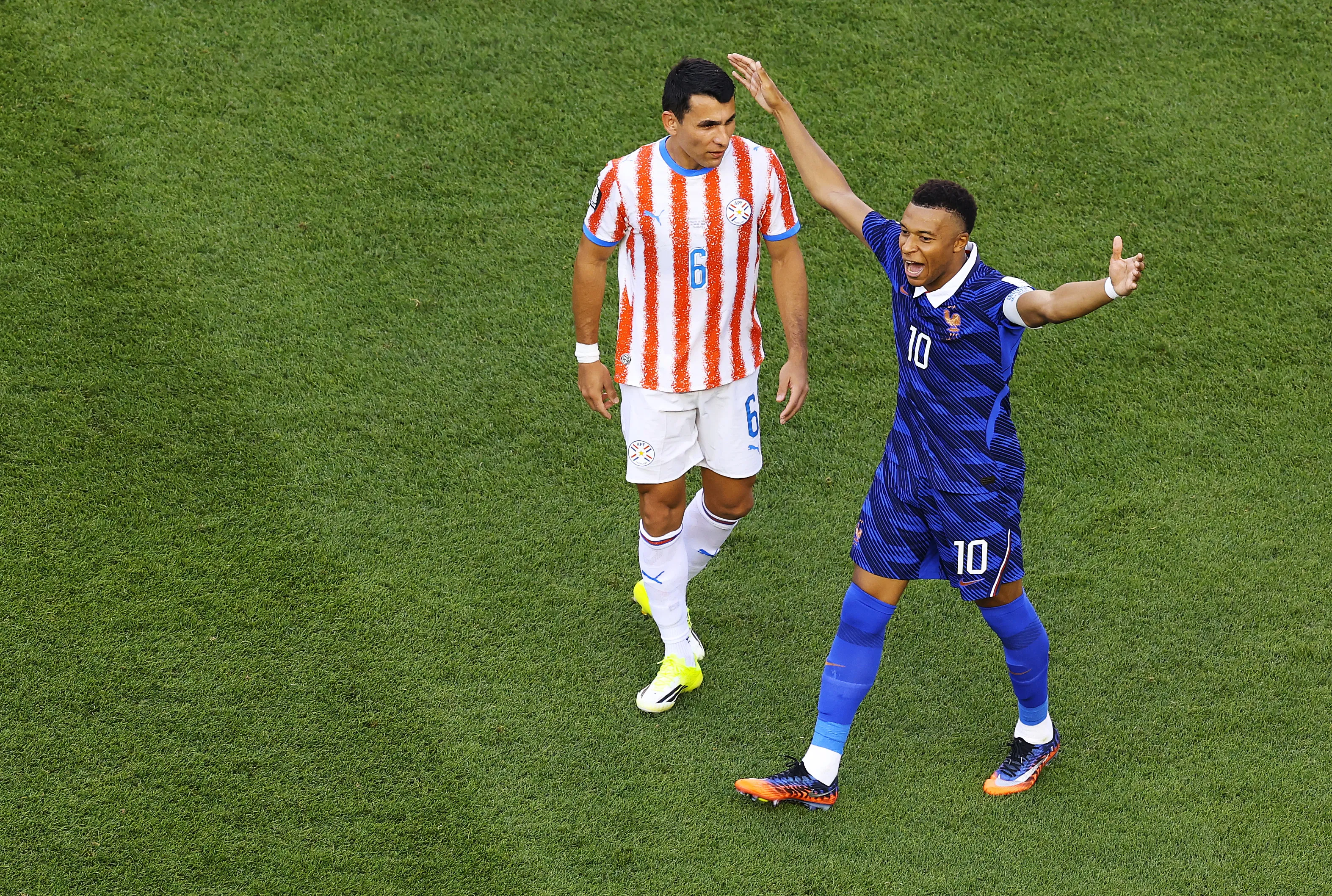 Junior Alonso ante Kylian Mbappé en el Francia vs Paraguay. (Al Bello/Getty Images).