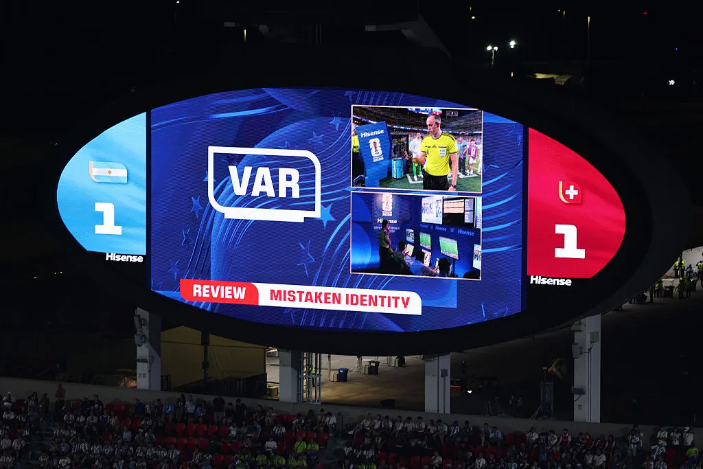 El VAR. “amigo íntimo” de Argentina en el Mundial. (Photo by Luke Hales/Getty Images)