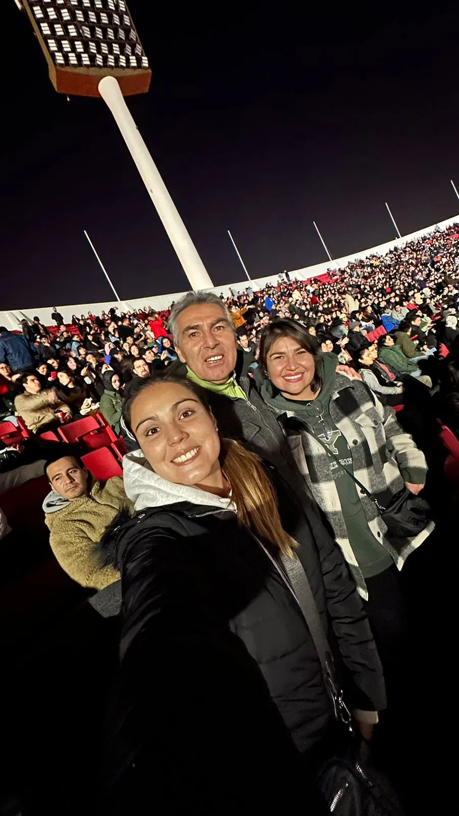 Pedro Jaque en el Estadio Nacional junto a sus dos hijas. (Foto: cedida).