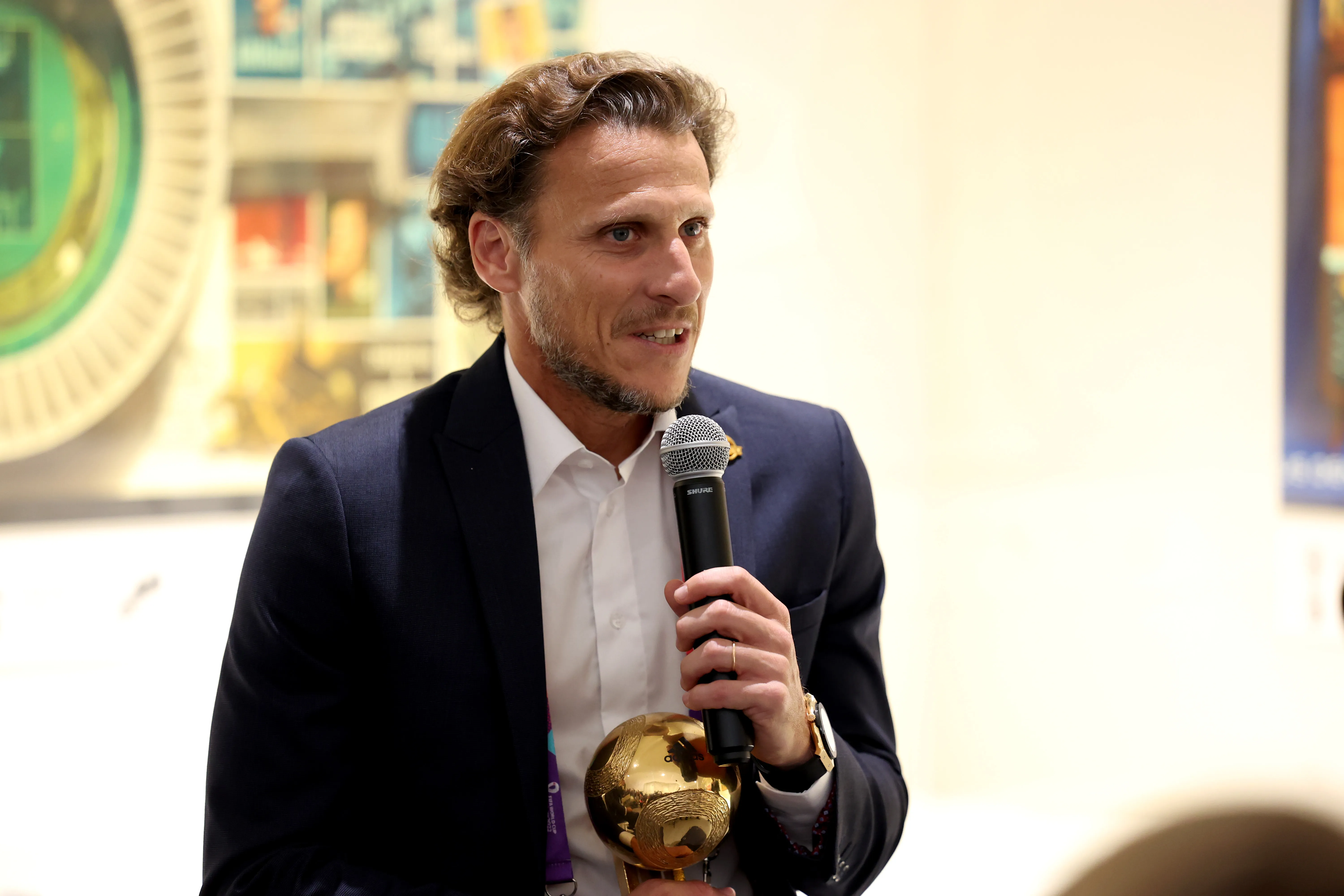 Diego Forlán quedará como DT de la Sub 20 e interino de la adulta en Uruguay. (Mohamed Farag/Getty Images).