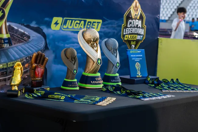 Los trofeos en disputa en la Copa Legendaria by JugaBet.