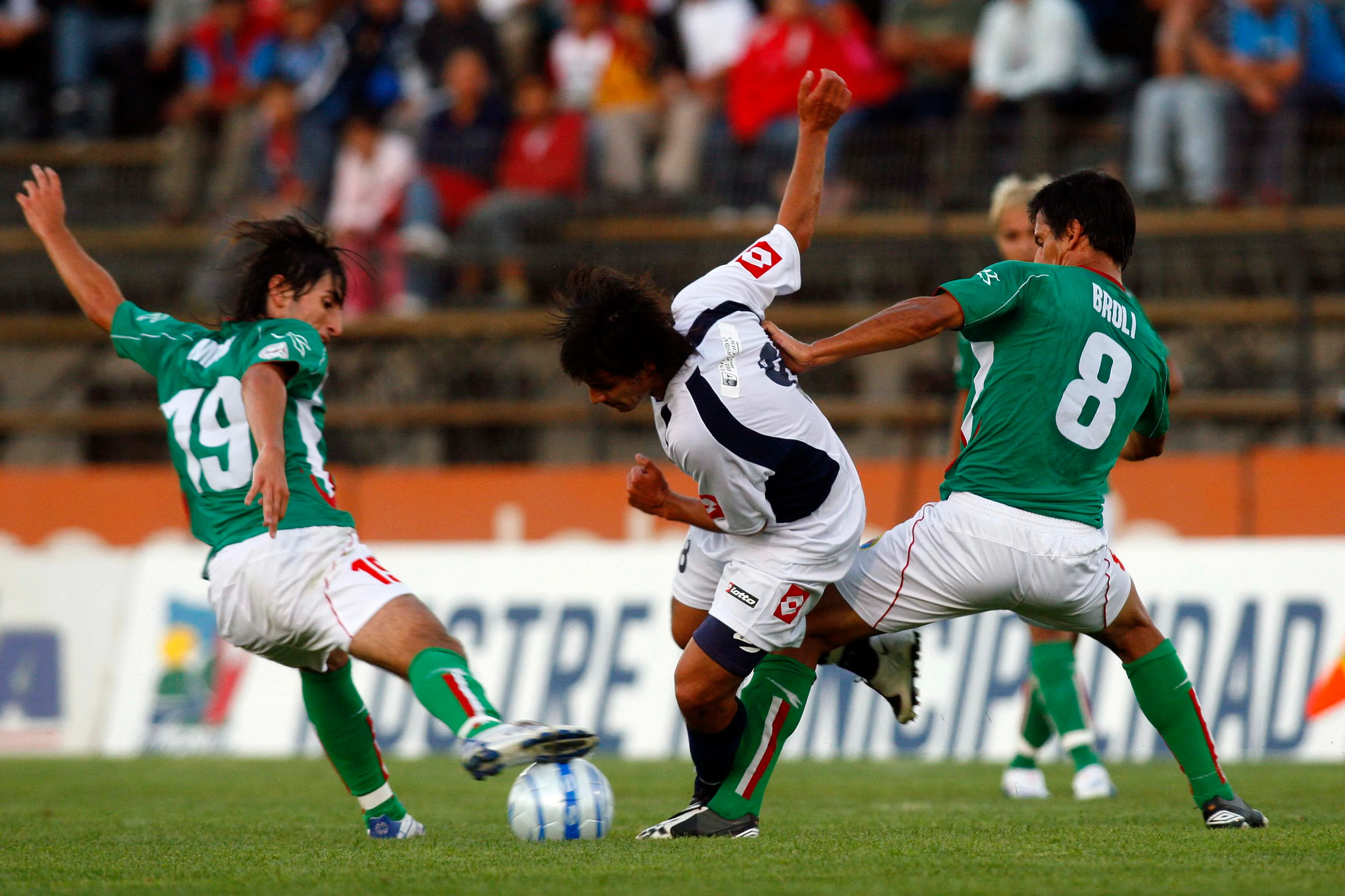 Marcelo Broli en acción ante Deportes Melipilla en 2008. (CHRISTIAN IGLESIAS/PHOTOSPORT).