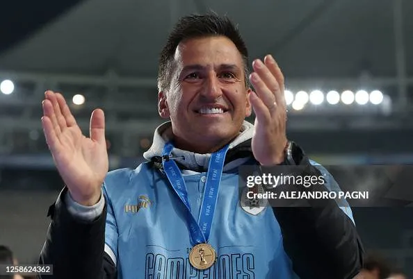 Marcelo Broli celebra el Mundial Sub 20 que ganó con Uruguay en 2023. (Getty Images).
