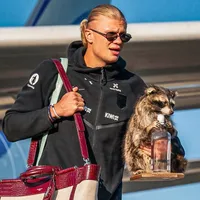 Haaland regresa Noruega tras el Mundial... con un mapache