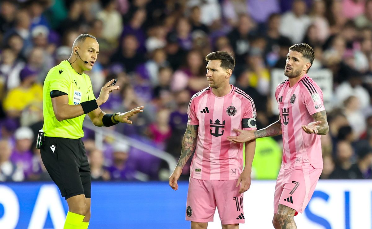 “El árbitro favorito de Messi”: en Inglaterra ponen el grito en el cielo por juez de la semifinal del Mundial 2026