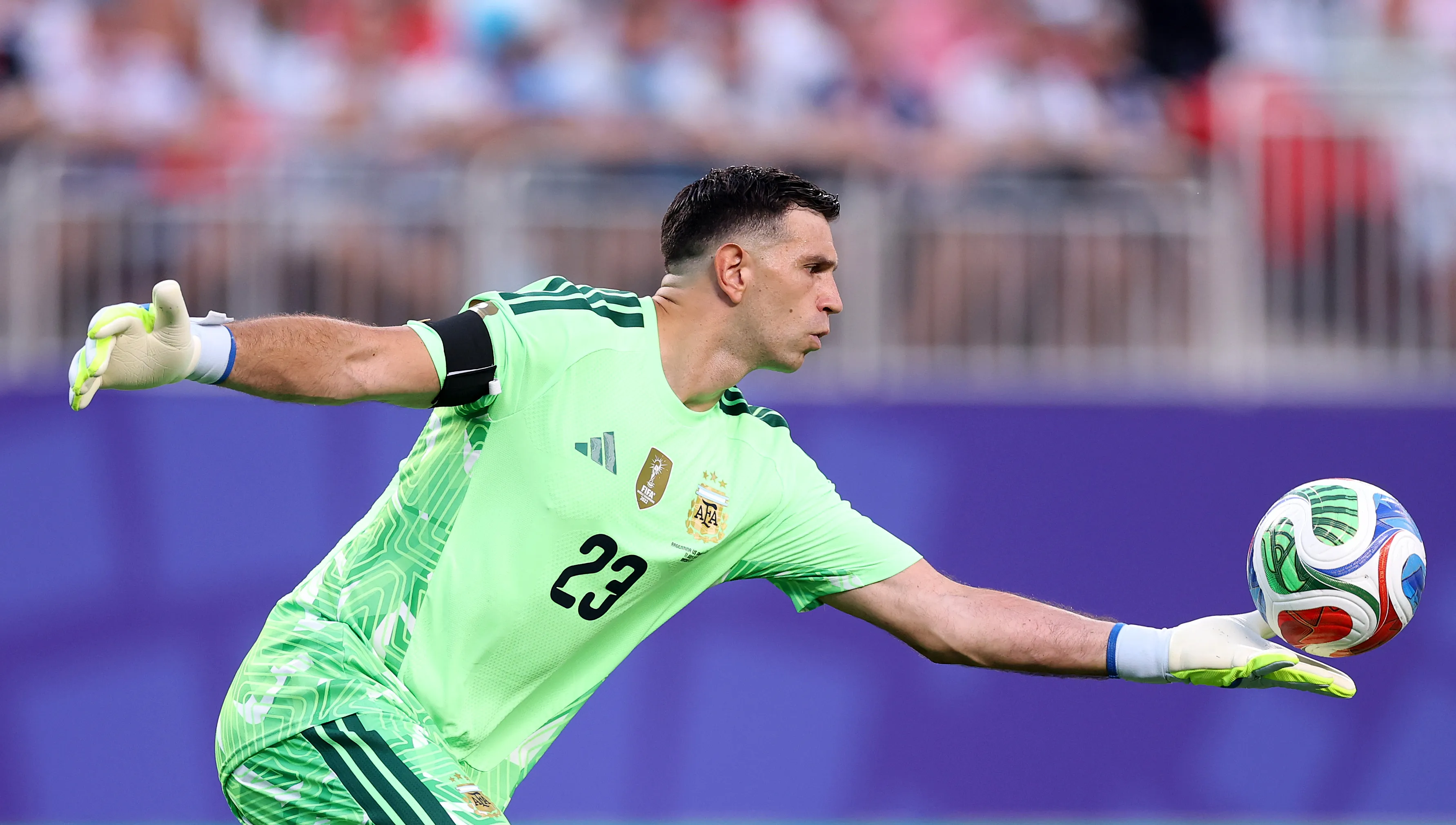 Emiliano Martínez no se mueve de Aston Villa. (Photo by Carl Recine/Getty Images)