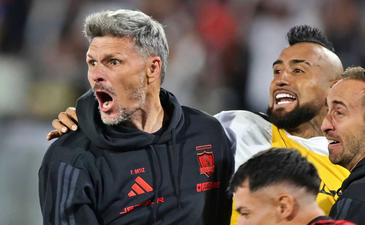 ¿Colo Colo gana un refuerzo? La buena noticia que Fernando Ortiz recibe en Colombia
