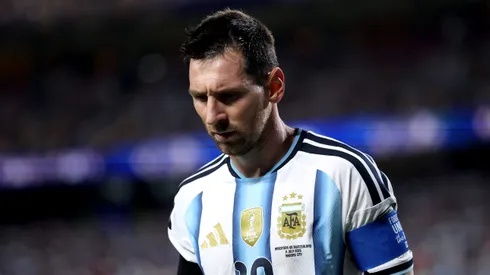 Messi sigue a paso firme, aunque se llena de críticas por los cobros a favor.