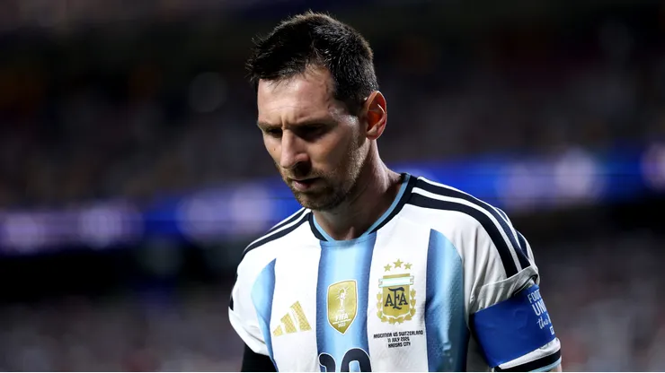 Messi sigue a paso firme, aunque se llena de críticas por los cobros a favor.