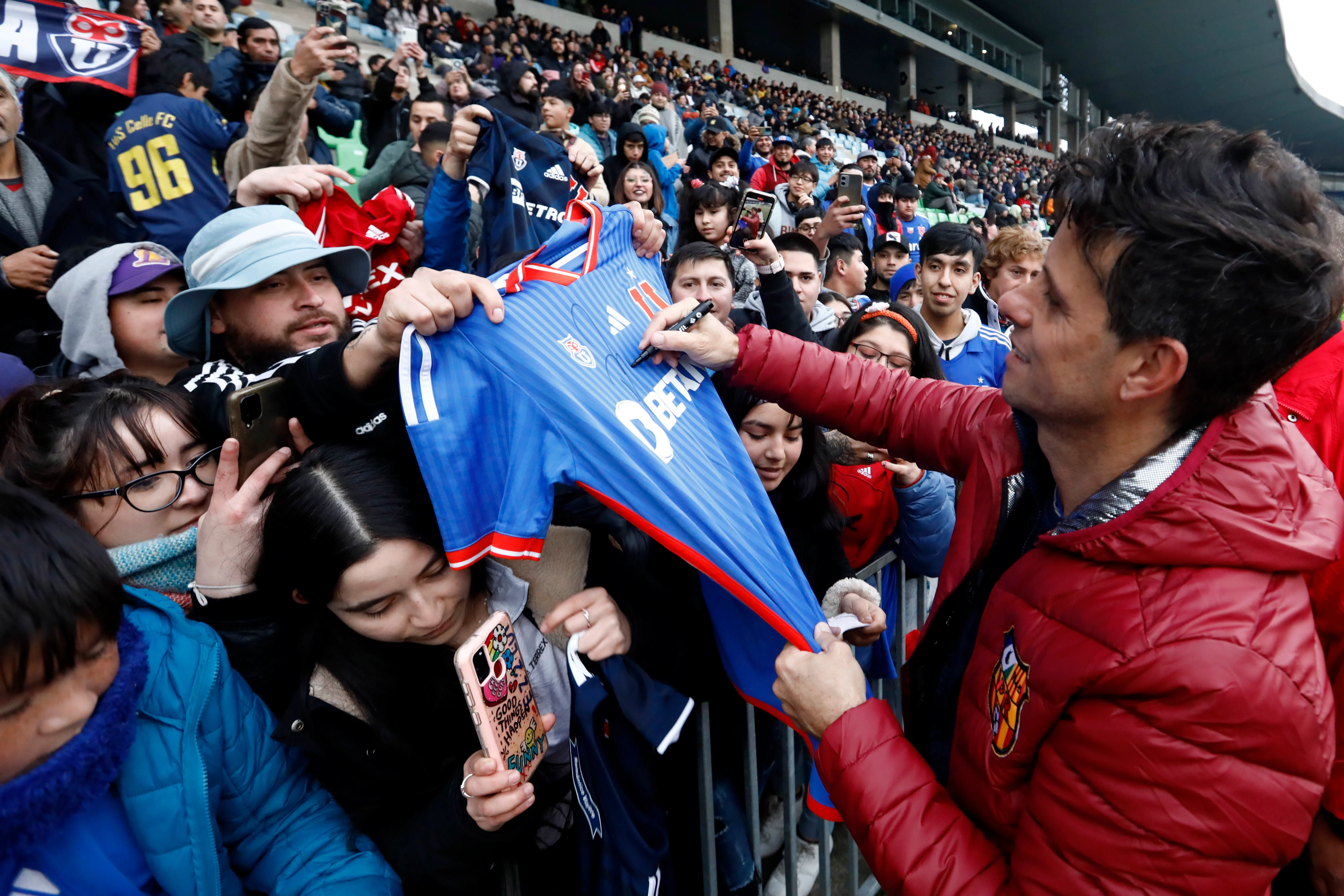Diego Rivarola recibe el cariño de los hinchas de la U. Foto: Nicolas Klein/Photosport