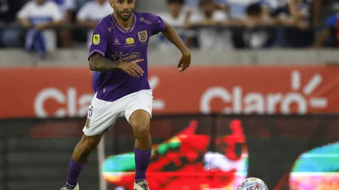 Mauricio Vera en acción ante Universidad Católica en el hermoso Claro Arena.