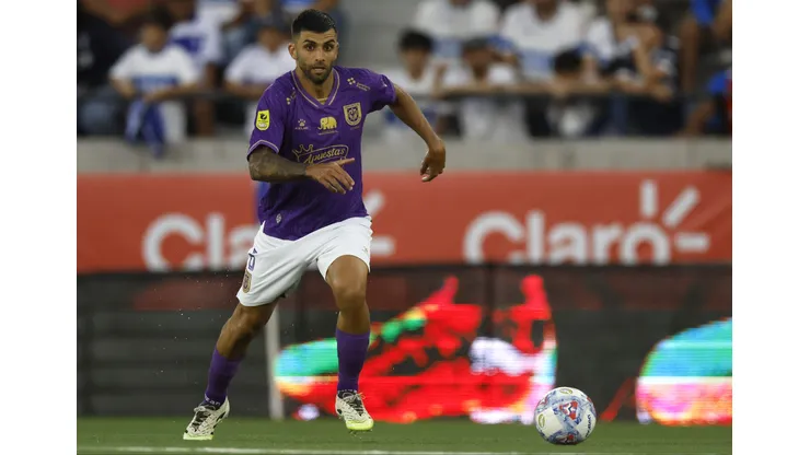 Mauricio Vera en acción ante Universidad Católica en el hermoso Claro Arena.