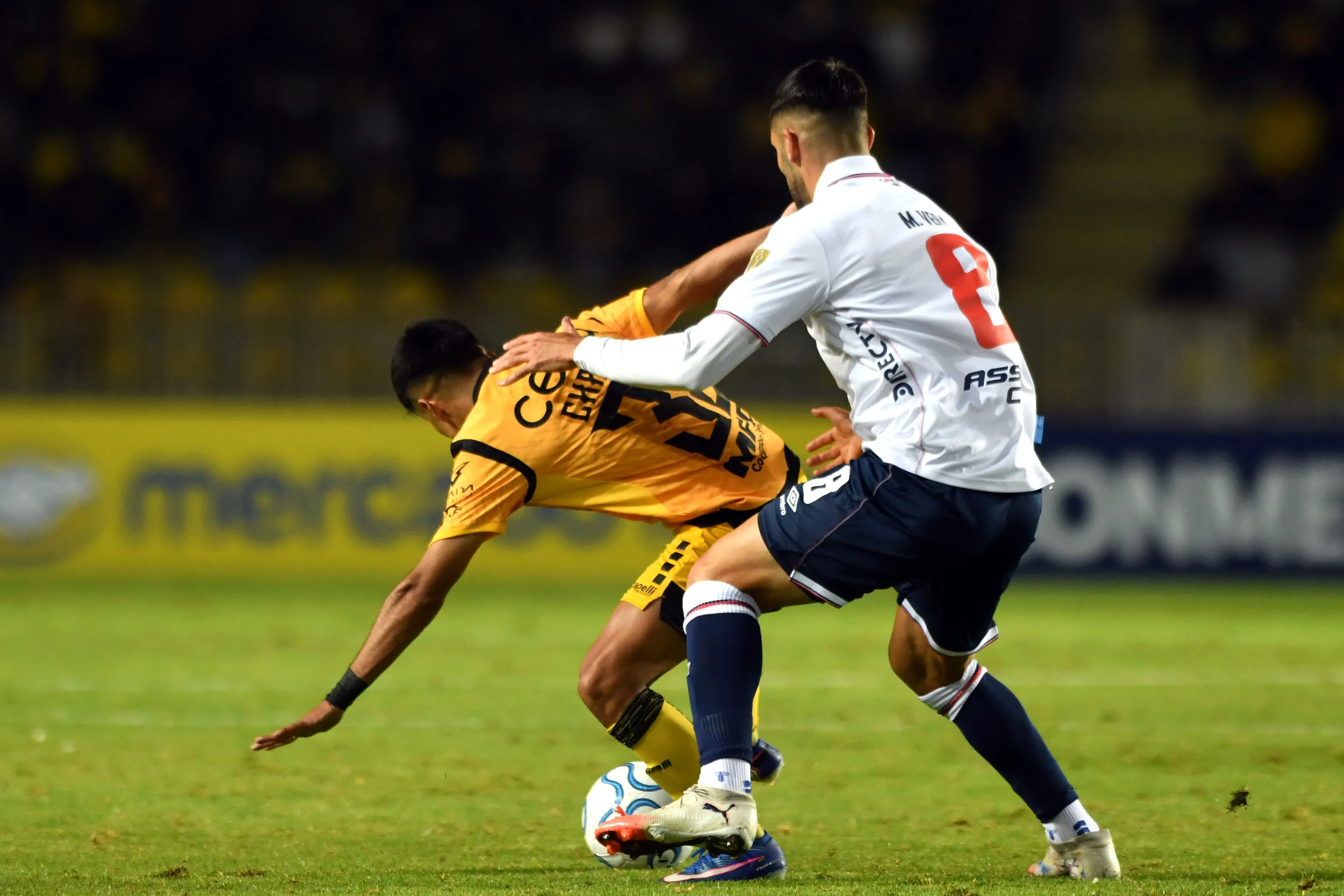 Mauricio Vera marca a Benjamín Chandía en el partido entre Nacional y los Piratas. (Alejandro Pizarro Ubilla/Photosport).