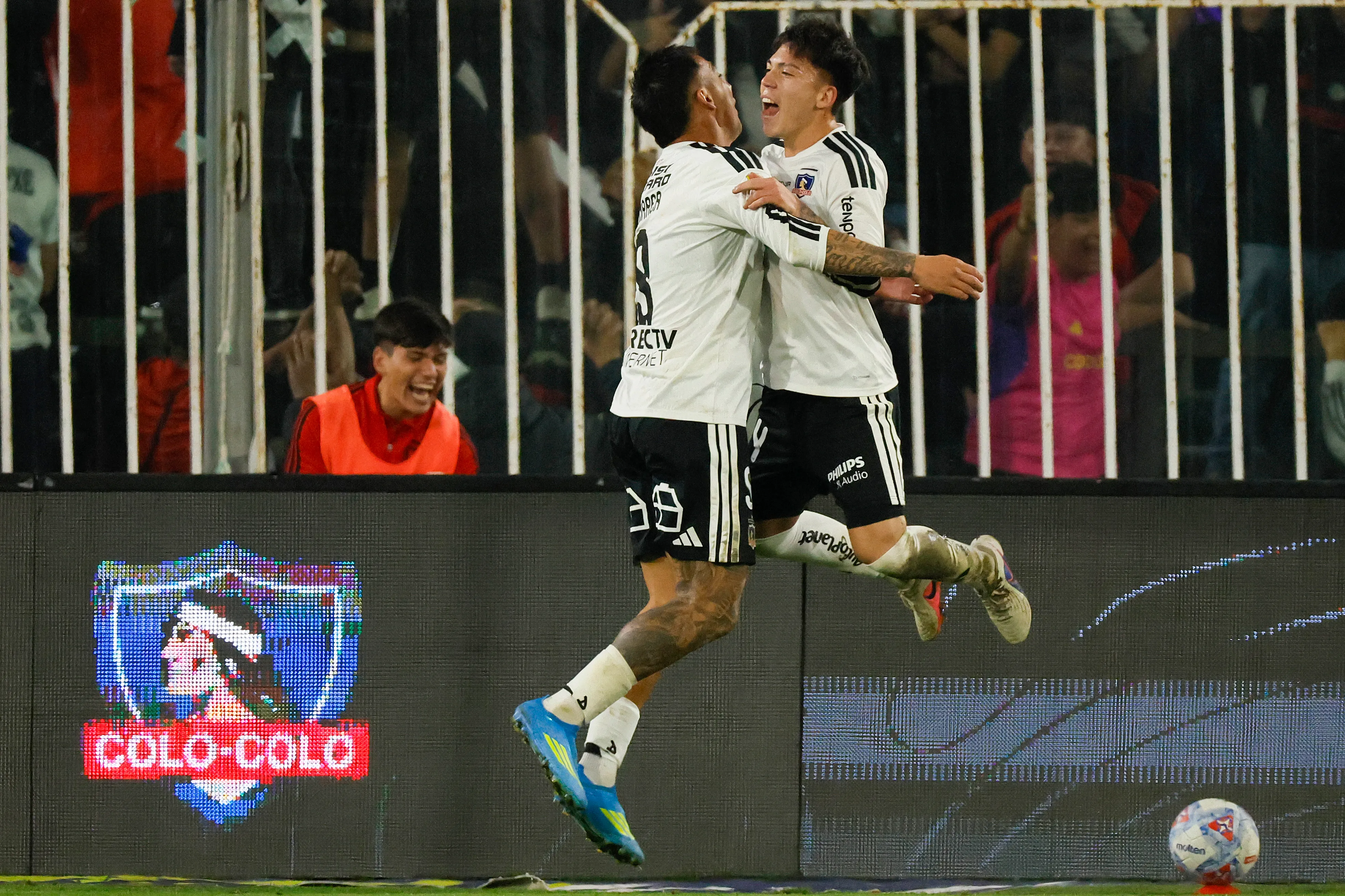 Javier Correa alentó a los juveniles de Colo Colo que viajaron a Colombia tratando de ganarse un lugar en el equipo. Foto: Photosport.