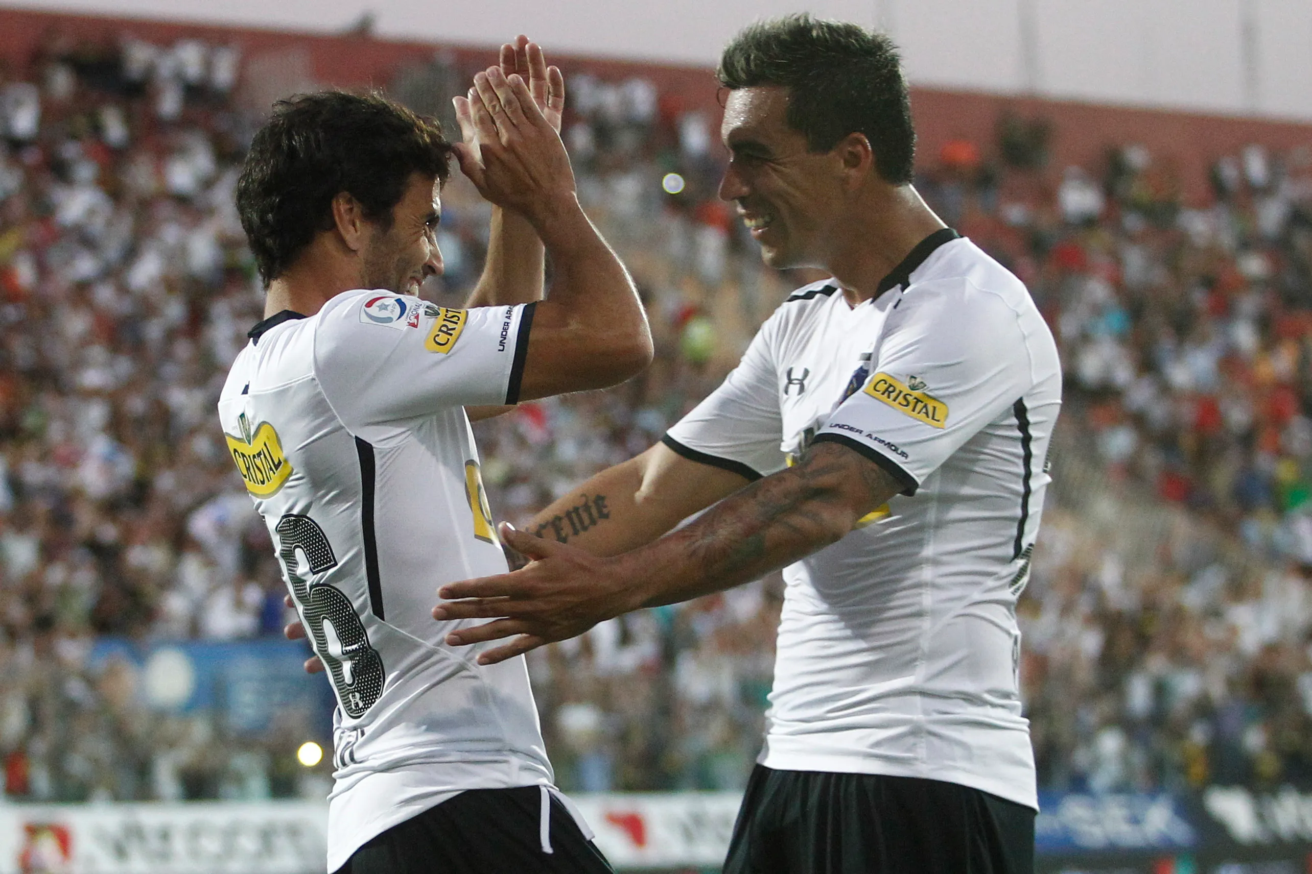 Mauro Olivi celebra un gol de los albos con Esteban Paredes. (Marcelo Hernandez/Photosport).