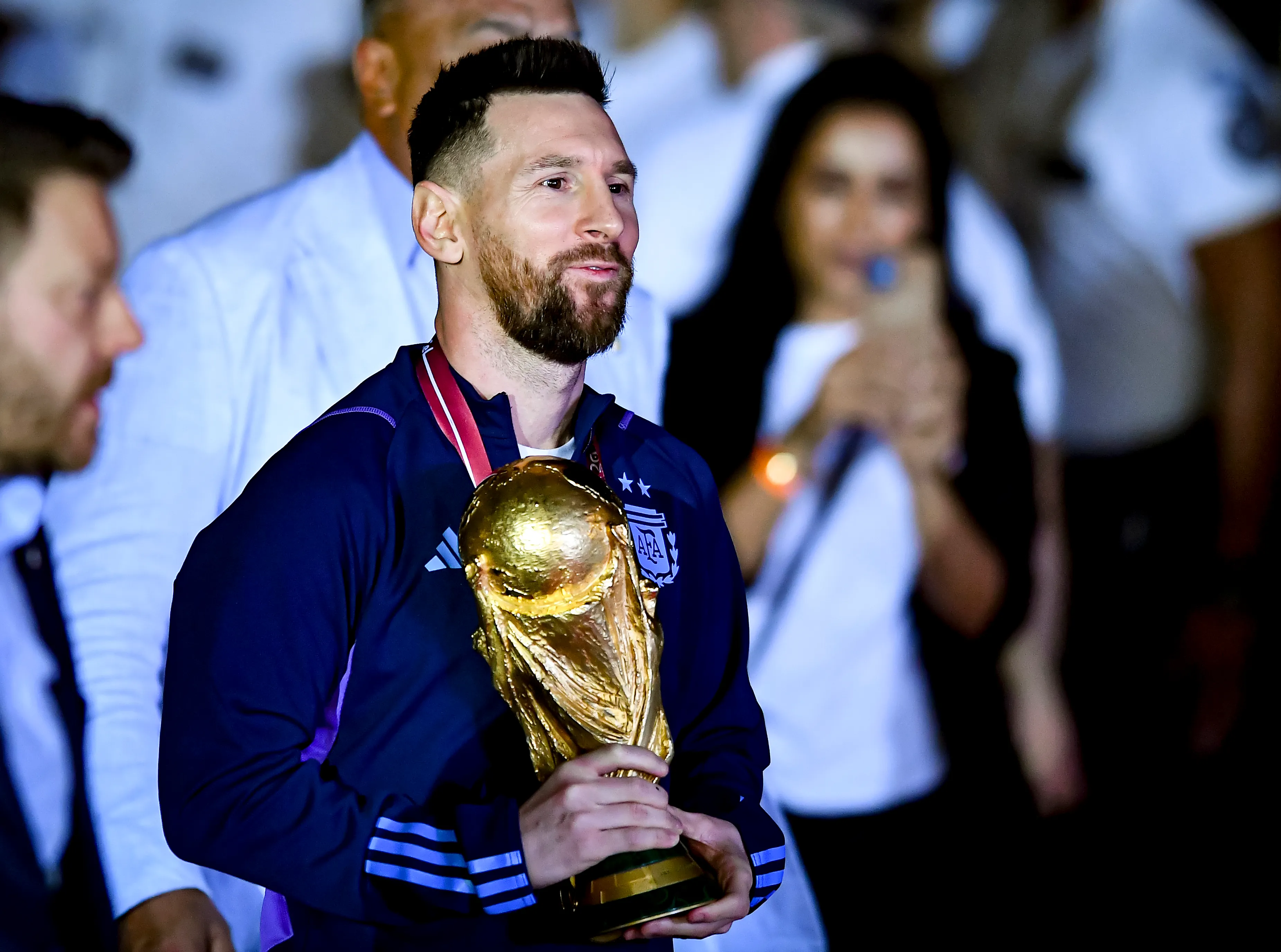 Lionel Messi con el título que Argentina ganó en Qatar 2022. (Marcelo Endelli/Getty Images).