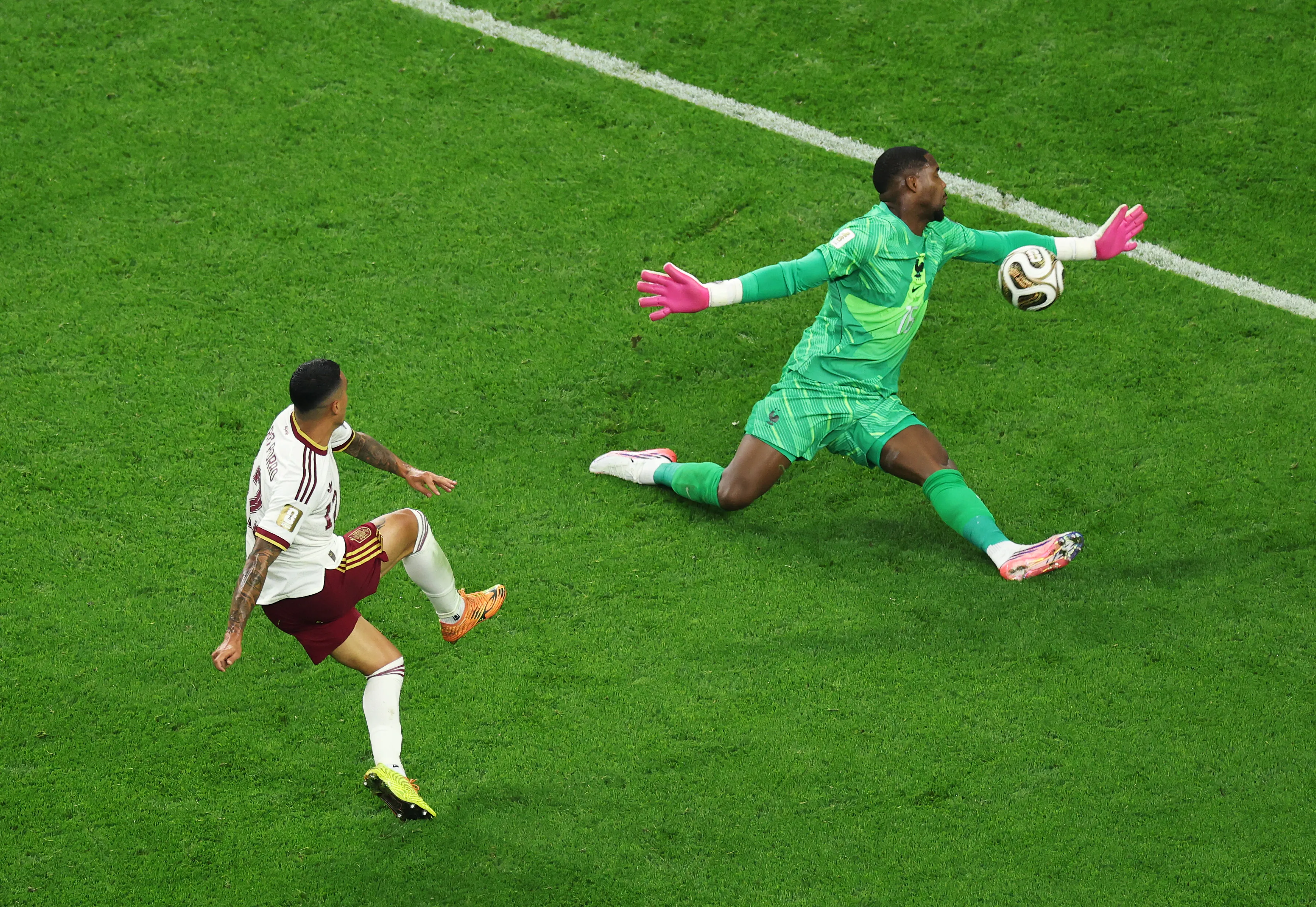 Pedro Porro marca ante el meta francés Mike Maignan el 2-0 de España ante Francia