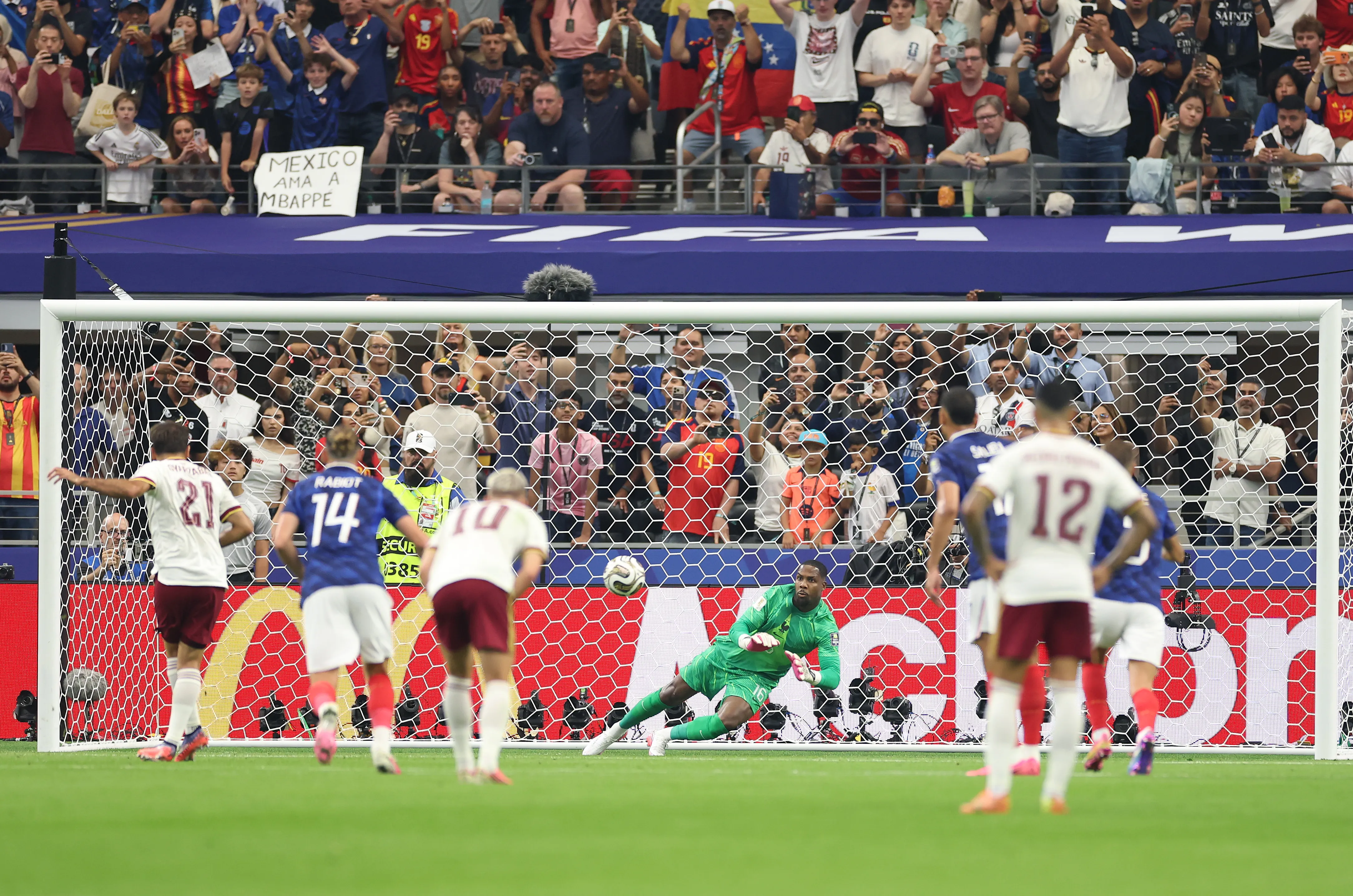 El penal con que Oyarzabal adelantó a España ante Francia. (Florencia Tan Jun/Getty Images).