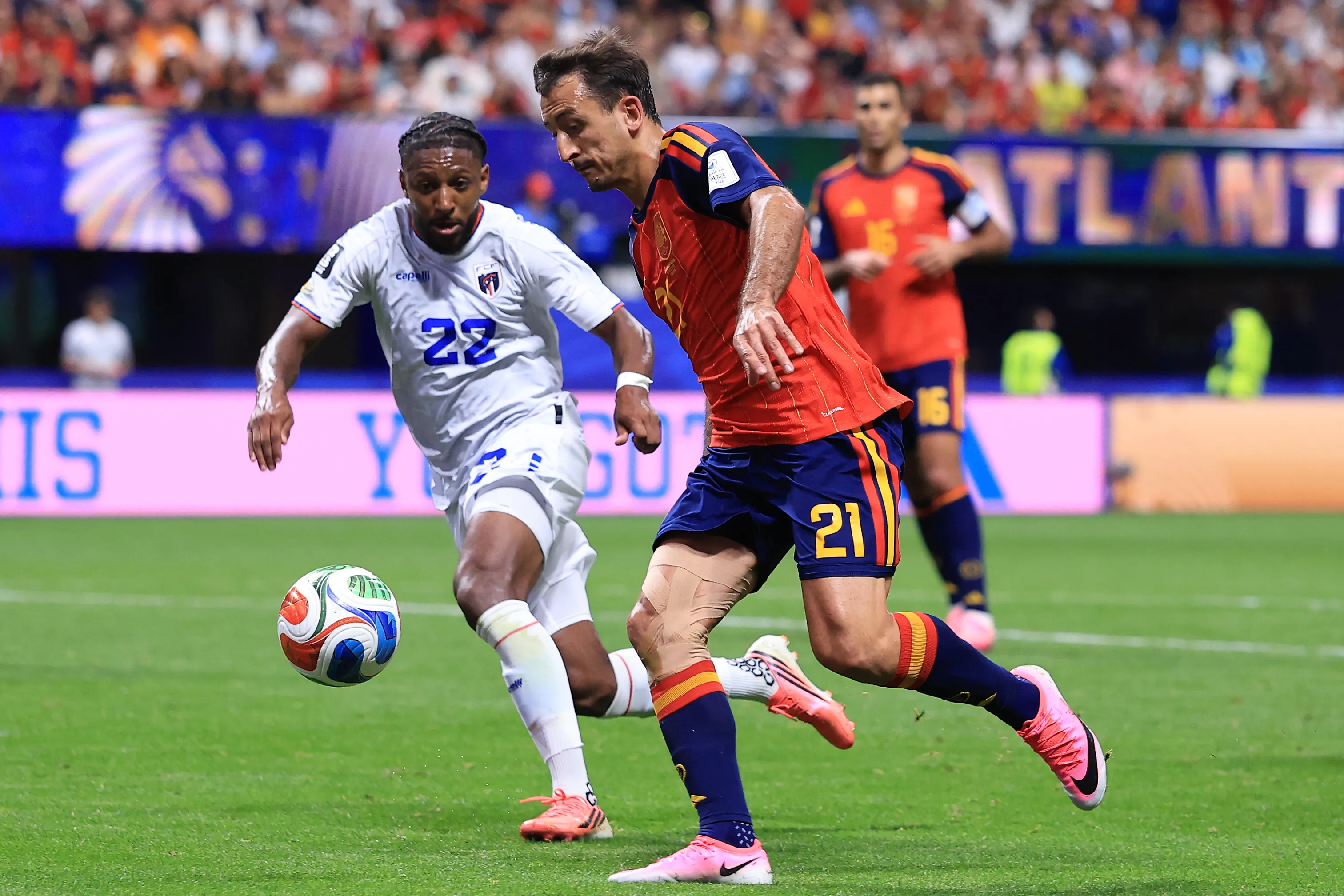 Mikel Oyarzabal enfrenta la marca de Steven Moreira de Cabo Verde. (Buda Mendes/Getty Images).