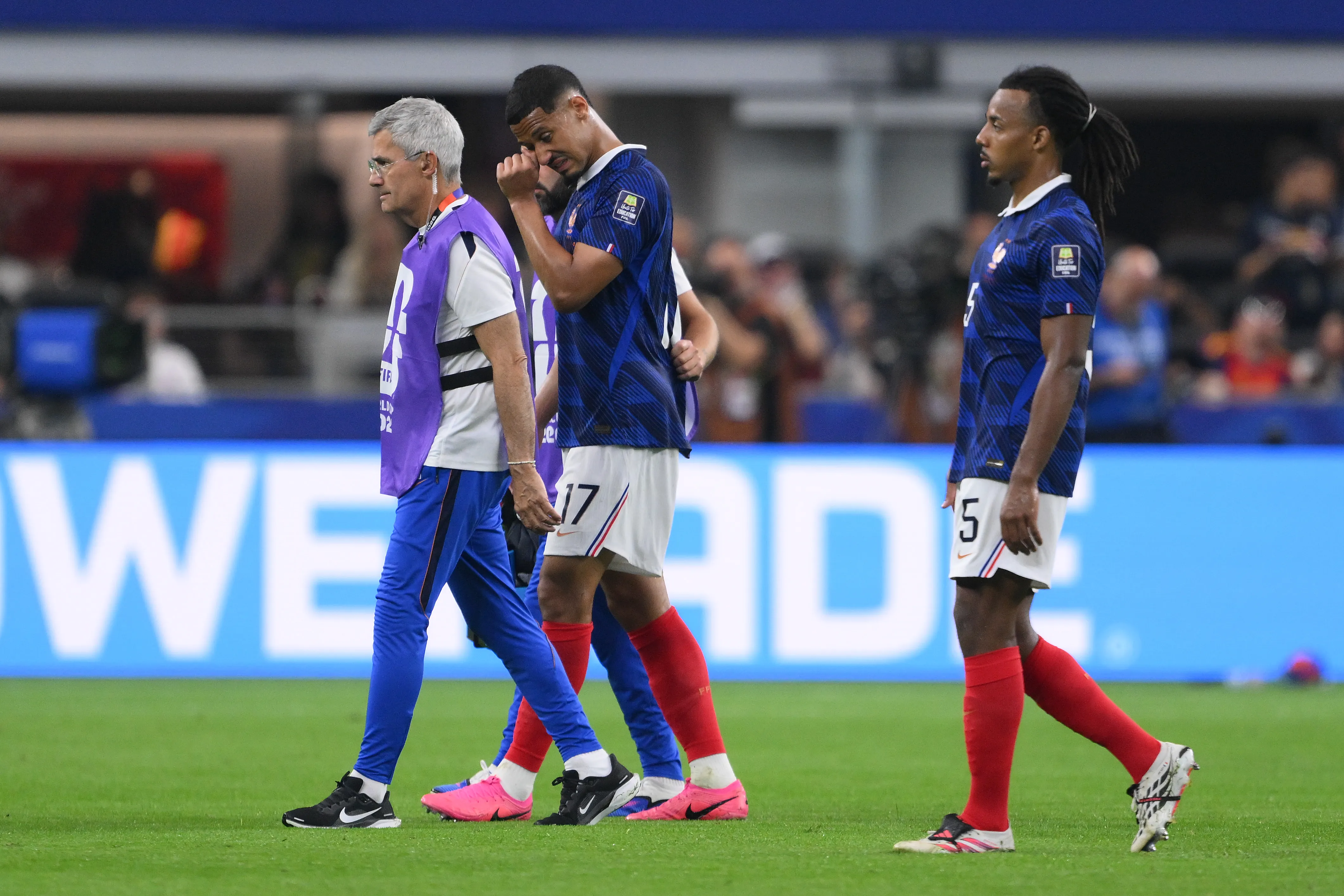 Así salió William Saliba del partido. Le dejó su lugar a Maxence Lacroix en la media hora del primer tiempo. (David Ramos/Getty Images).
