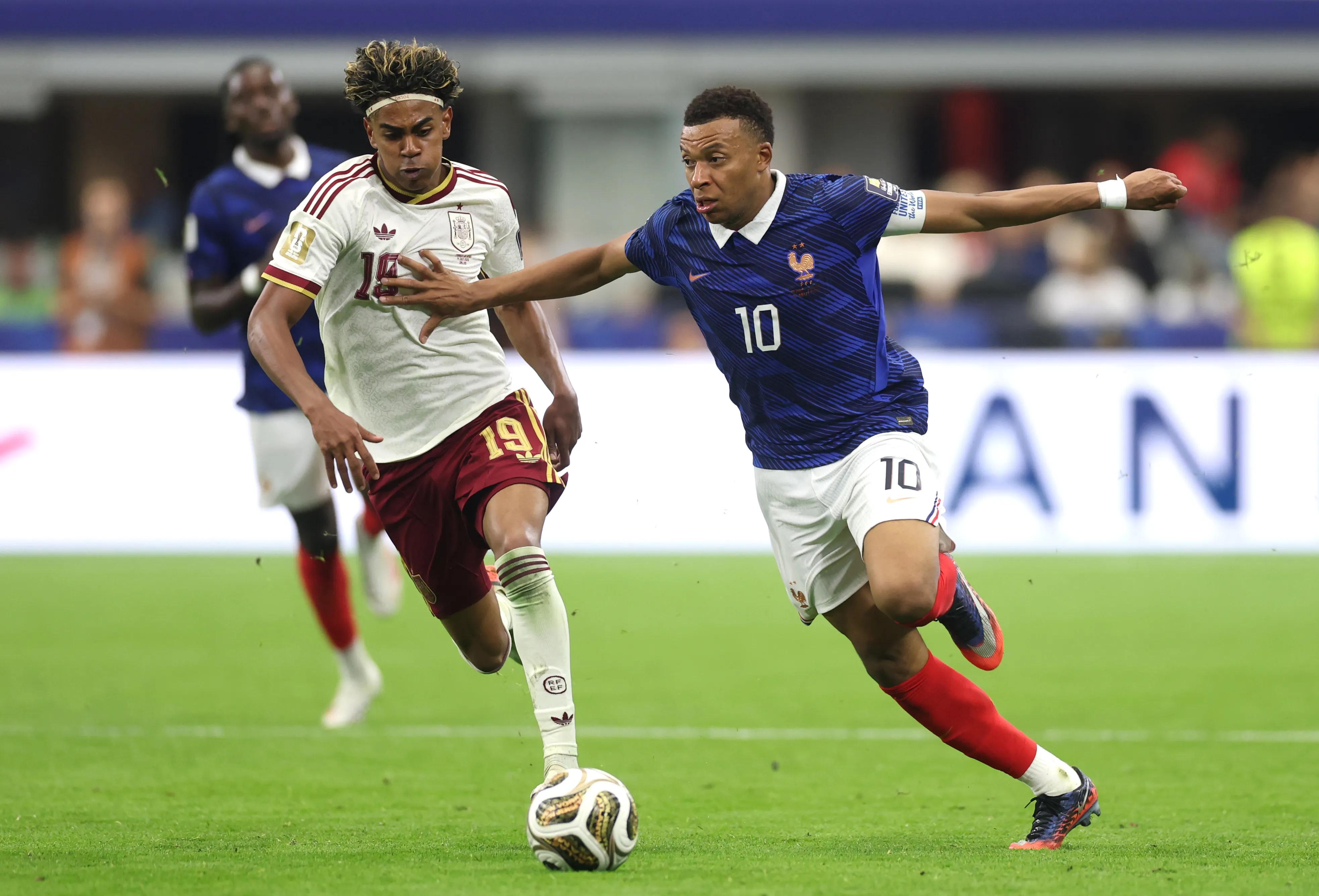 Kylian Mbappé y un duelo contra Lamine Yamal. (Lars Baron/Getty Images).