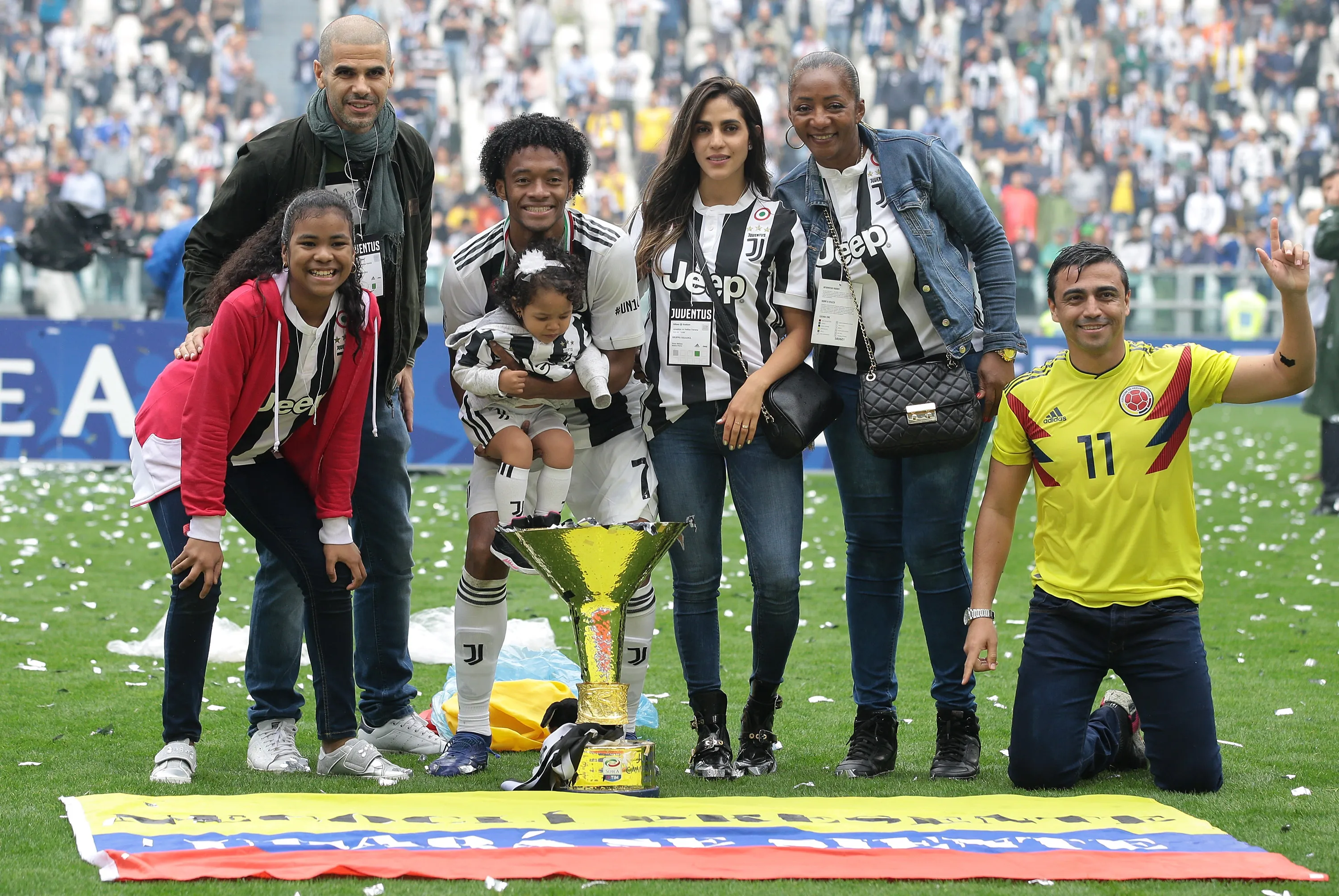 Juan Guillermo Cuadrado y familia celebran uno de los títulos que ganó el colombiano en la Juve. (Emilio Andreoli/Getty Images).