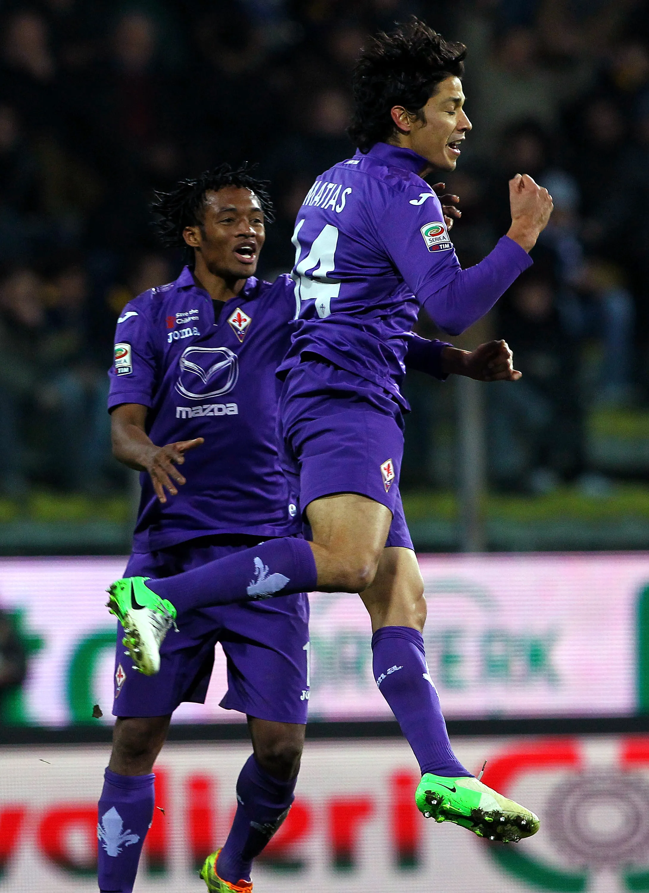Matías Fernández celebra junto a Cuadrado en la Fiore. (Marco Luzzani/Getty Images).