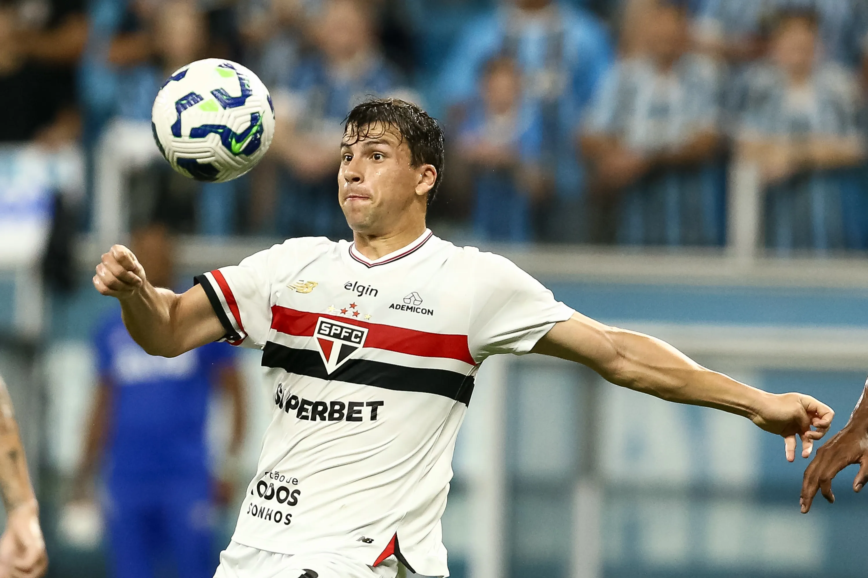Gonzalo Tapia perdió terreno en Sao Paulo. Imagen: Getty