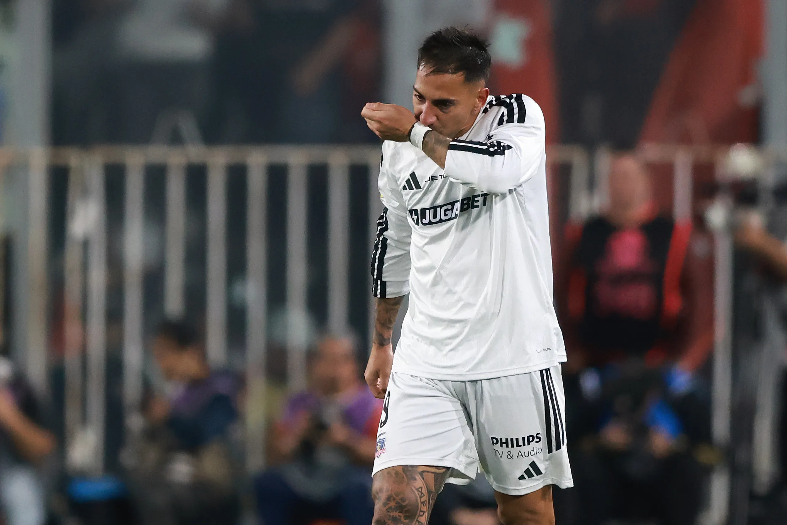 Le bajan el castigo a Correa. Foto: Felipe Zanca/Photosport