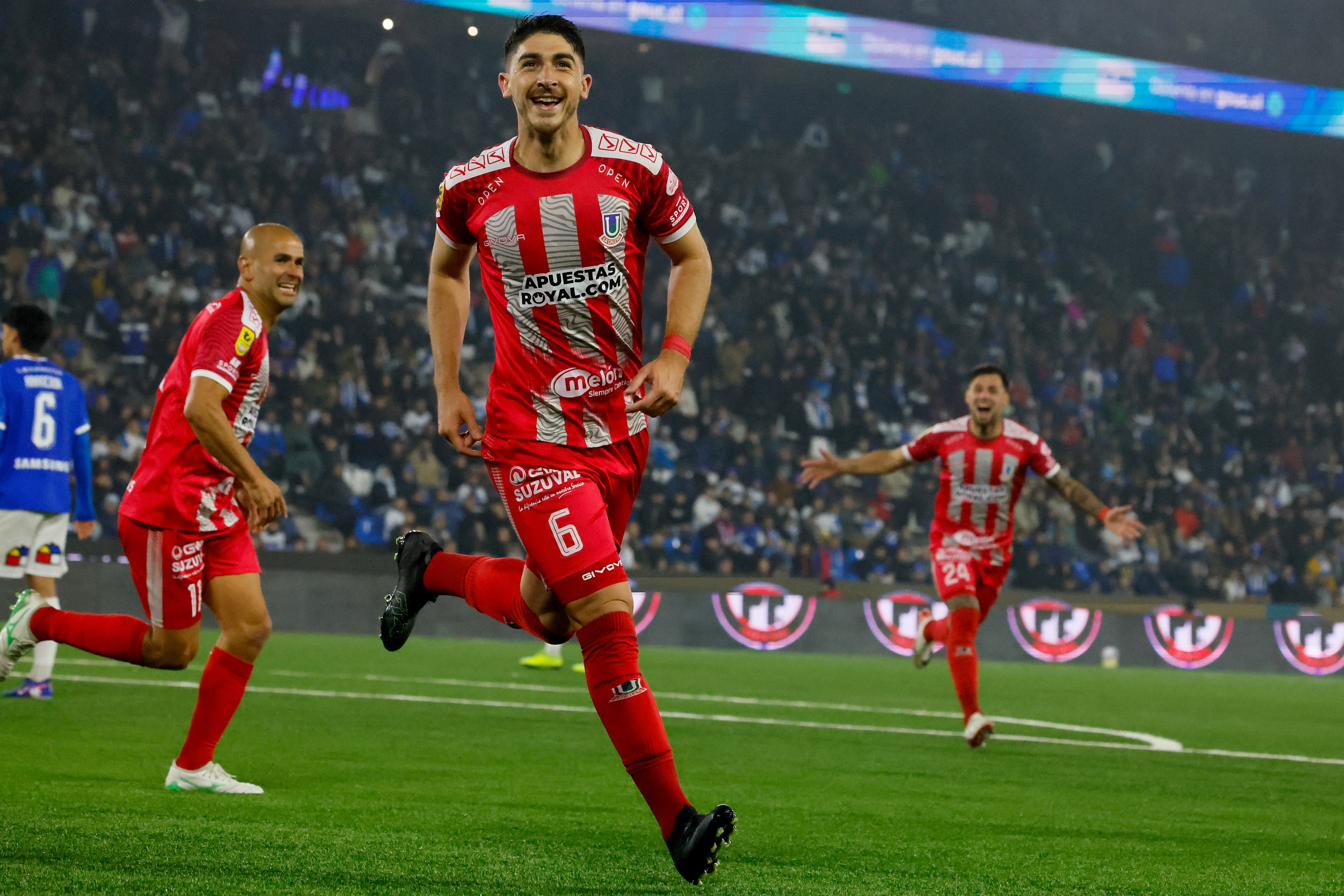 Rodrigo Caseres le anotó un gol a la Católica en el Claro Arena. (Andres Pina/Photosport)