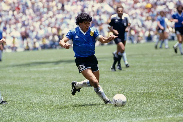 Argentina eliminó a Inglaterra del Mundial de México 1986 jugando con esta mítica camiseta azul. | Foto: Getty Images.