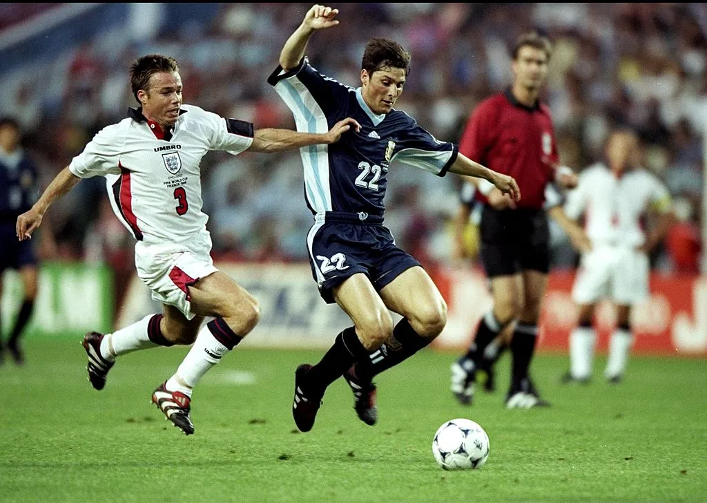 En Francia 1998 el combinado de Argentina también triunfo sobre Inglaterra jugando de azul. | Foto: Getty Images.