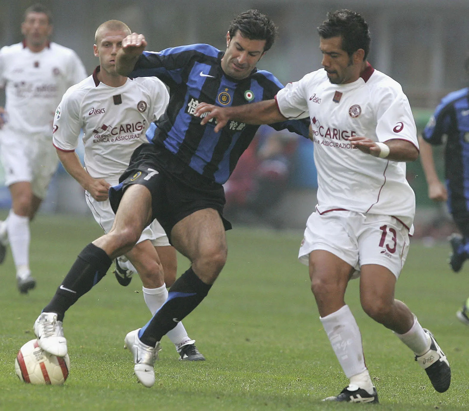 Jorge Vargas marca a Luis Figo, el portugués que militaba en el Inter de Milán. (New Press/Getty Images).