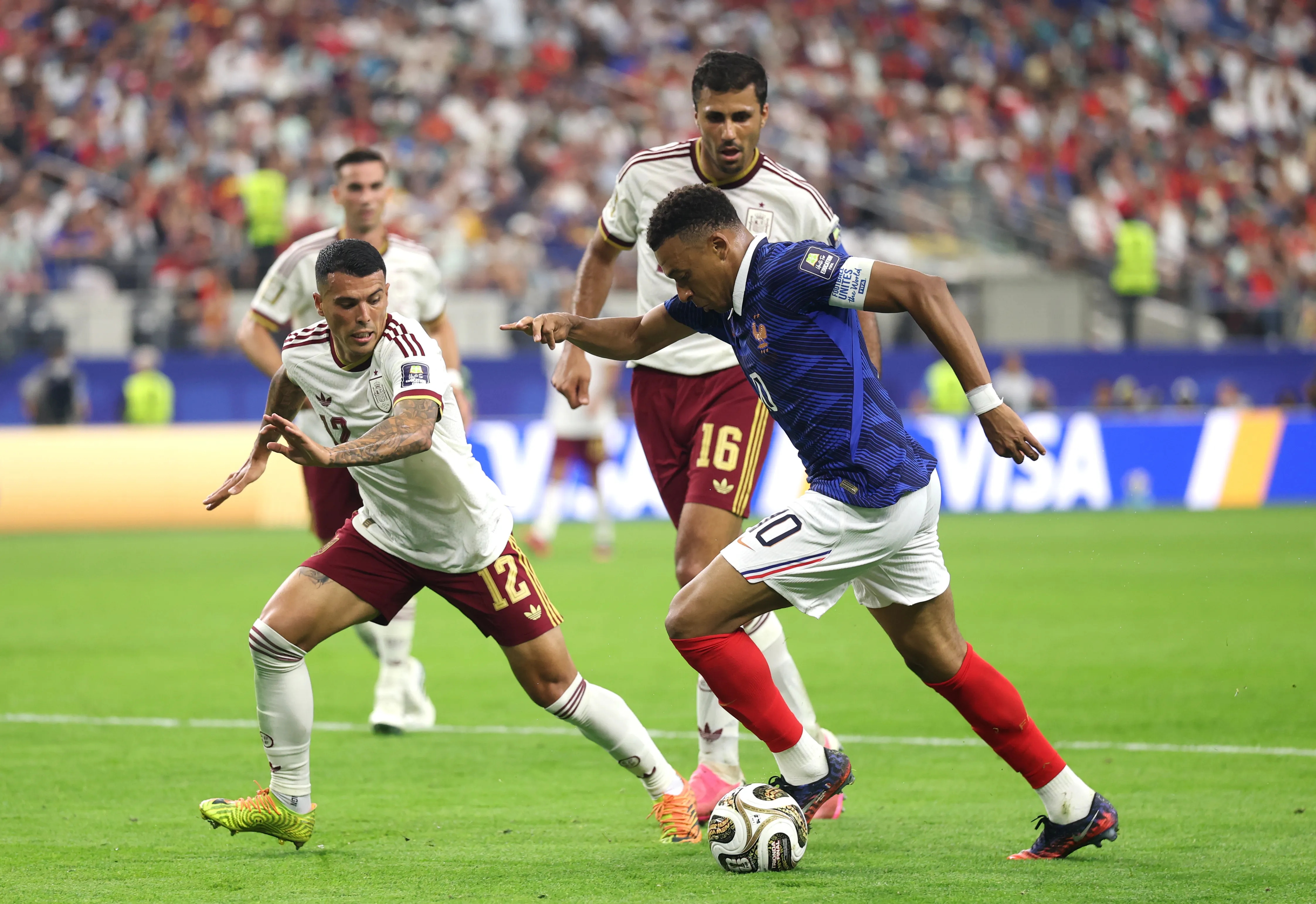 Pedro Porro y Rodri ante Kylian Mbappé. Los dos españoles fueron figuras ante Les Bleus. (Lars Baron/Getty Images).