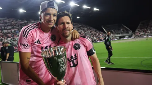 Tomás Avilés celebra en el Inter Miami junto a Lionel Messi. El Toto jugará en Chile por primera vez.