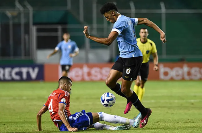 Tomás Avilés en acción por la Roja en el Sudamericano Sub 20 de 2023. (Getty).