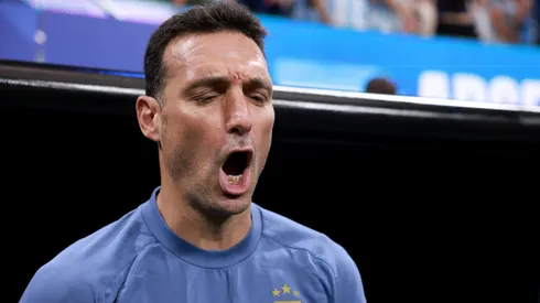 Lionel Scaloni siente el himno nacional con el corazón.