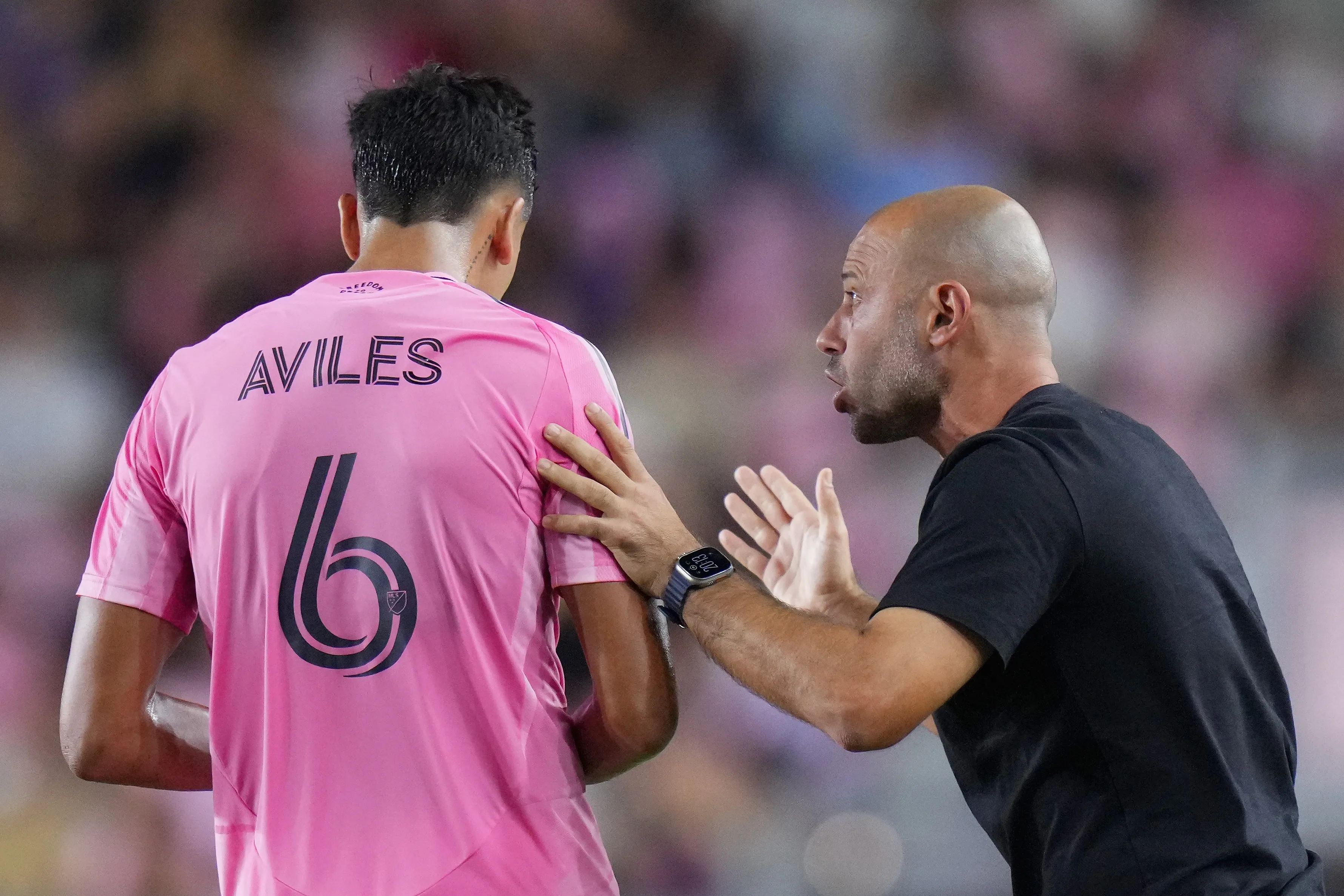 Tomás Avilés recibe indicaciones de Javier Mascherano, quien lo dirigió en la Sub 20 de Argentina y el Inter Miami de Estados Unidos. (Rich Storry/Getty Images).