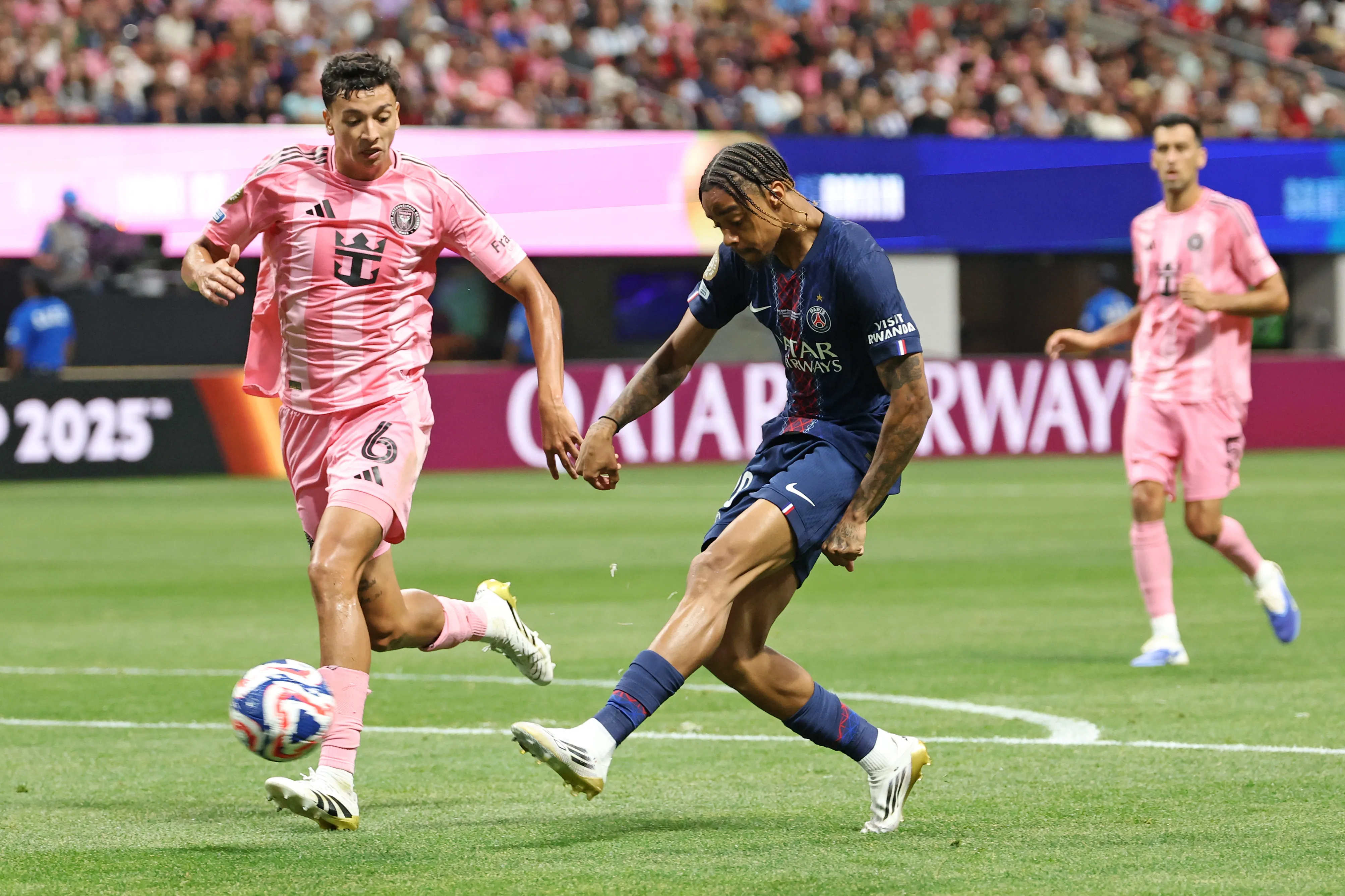 Avilés jugó el Mundial de Clubes. En la foto mira a Barcola del PSG. (Al Bello/Getty Images).