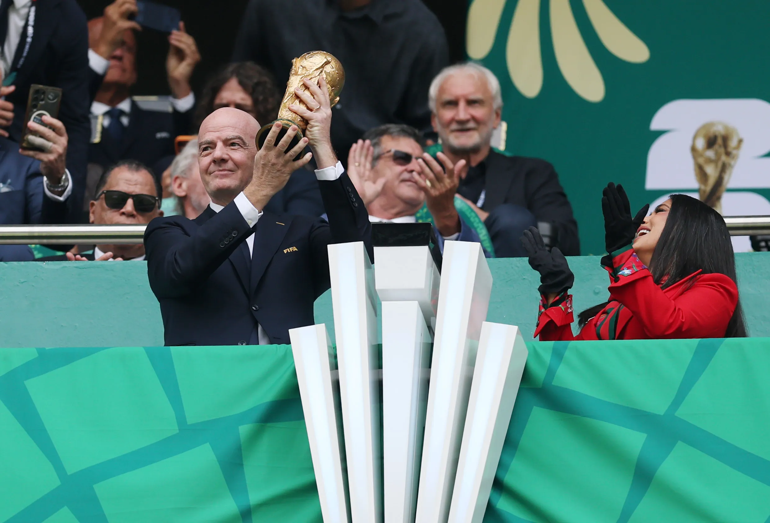 Gianni Infantino con la Copa del Mundo. Imagen: Getty
