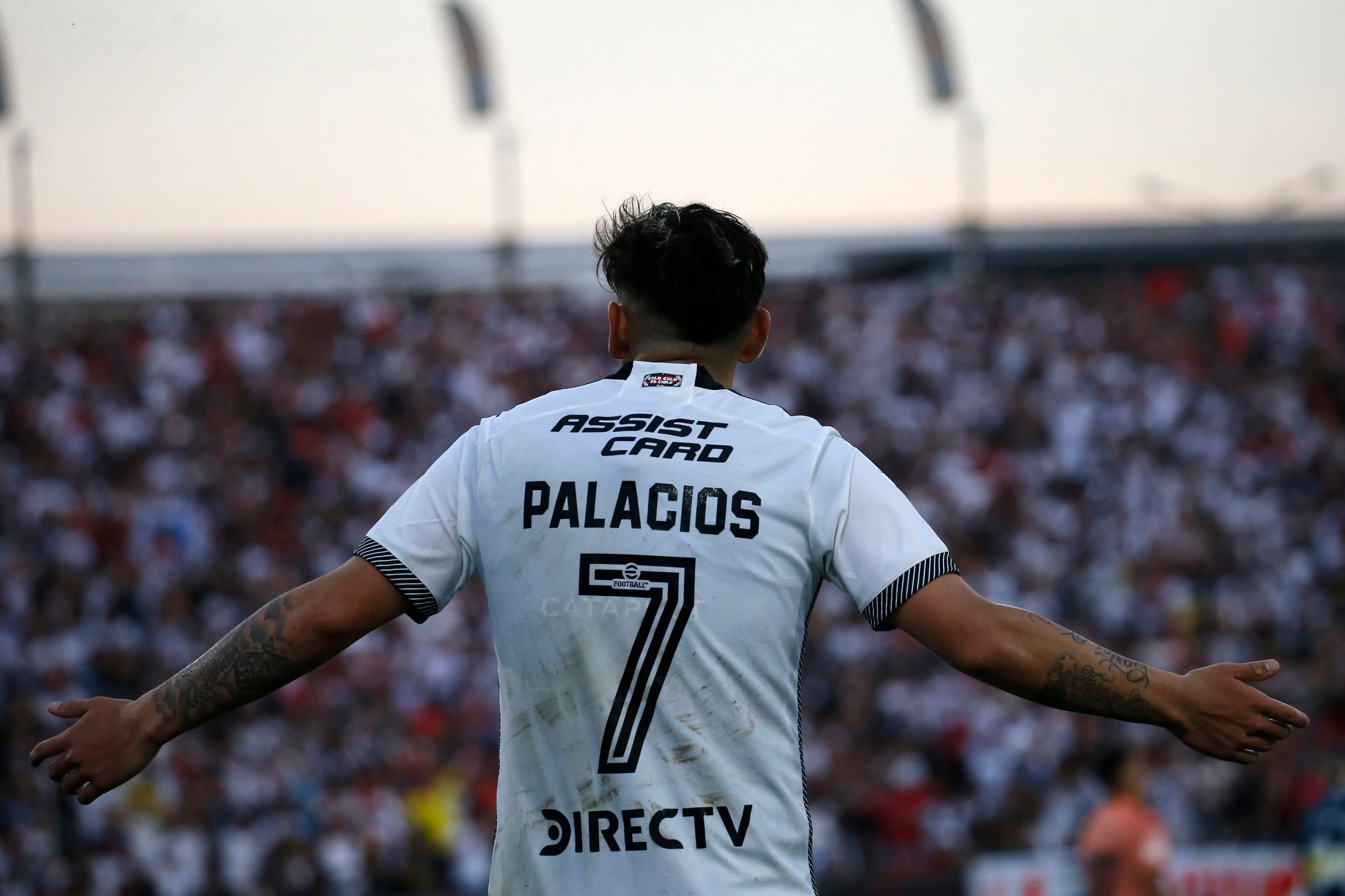 Carlos Palacios vuelve a usar la 7 que llevaba en Colo Colo, pero ahora con Boca Juniors. Foto: Photosport.