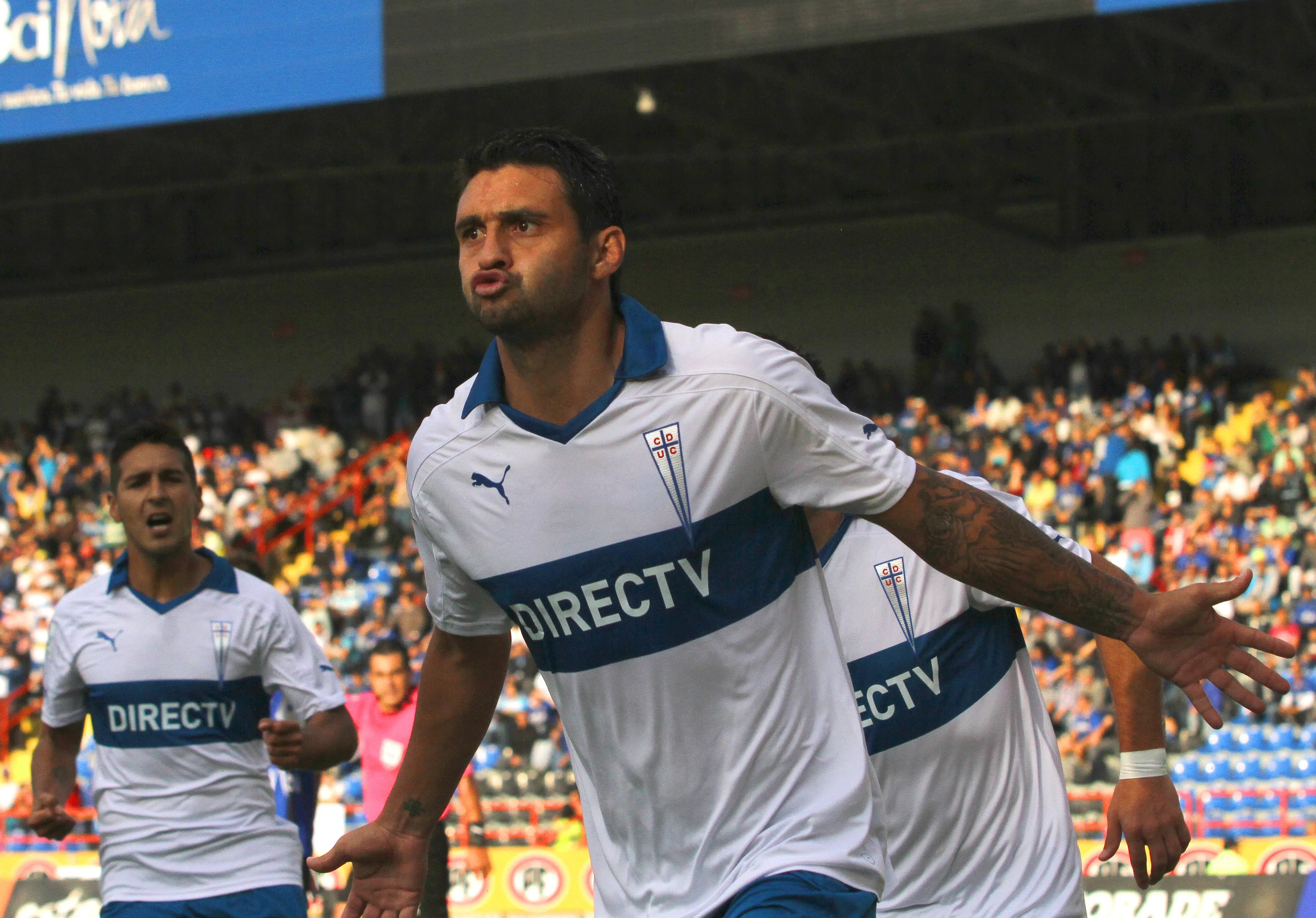 Carlos Bueno celebra un gol que convirtió en la UC en Talcahuano. (Dragomir Yankovic/Photosport).