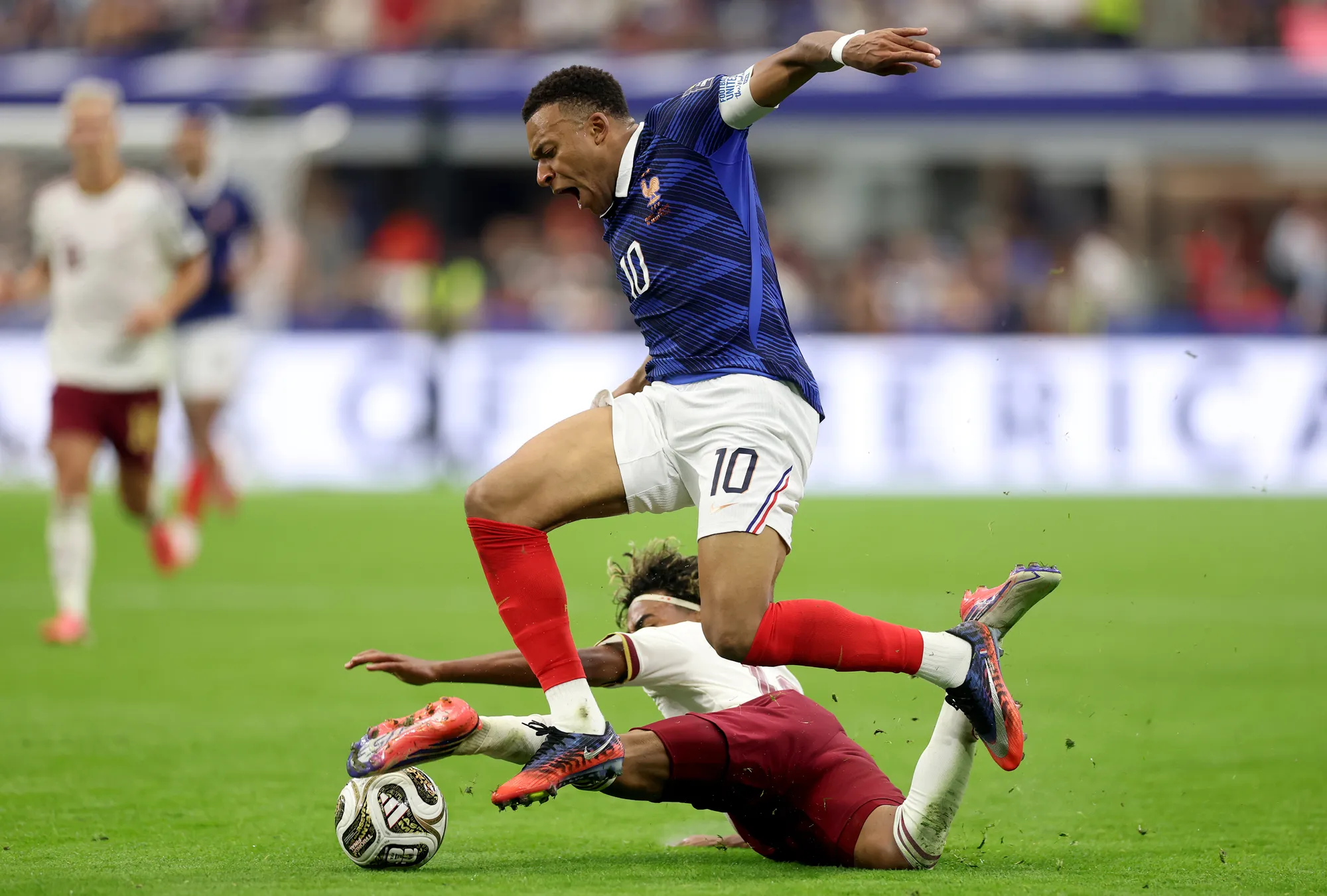 Periodista francesa sostiene que el defecto de Mbappé es creer que ´puede escribir la historia solo.