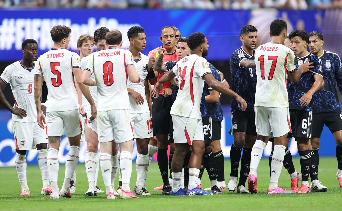 ¿Era falta? La jugada que pudo anular el 2-1 de Argentina vs Inglaterra y que no fue revisada